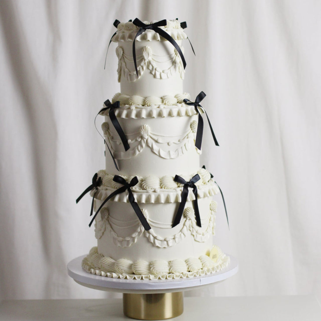 Get inspired by our birthday cake collection - vintage, fun, and made to be personalized.
Add bows and your own twist. Choose your favorite size and flavor.
Each cake is handmade at our Kreuzberg studio and delivered across Berlin.