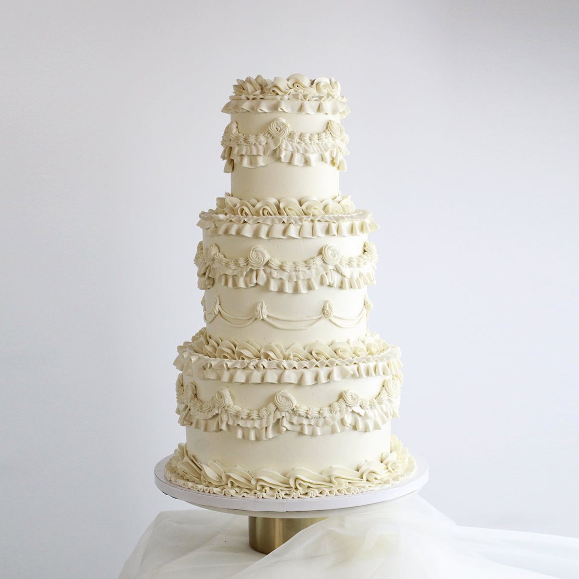 White vintage wedding: 360° of swiss meringue buttercrem frills - Custom wedding cakes, designed and delivered in Berlin