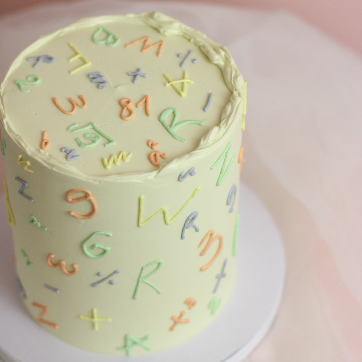 Celebrate your little one` first day of school with a cake!