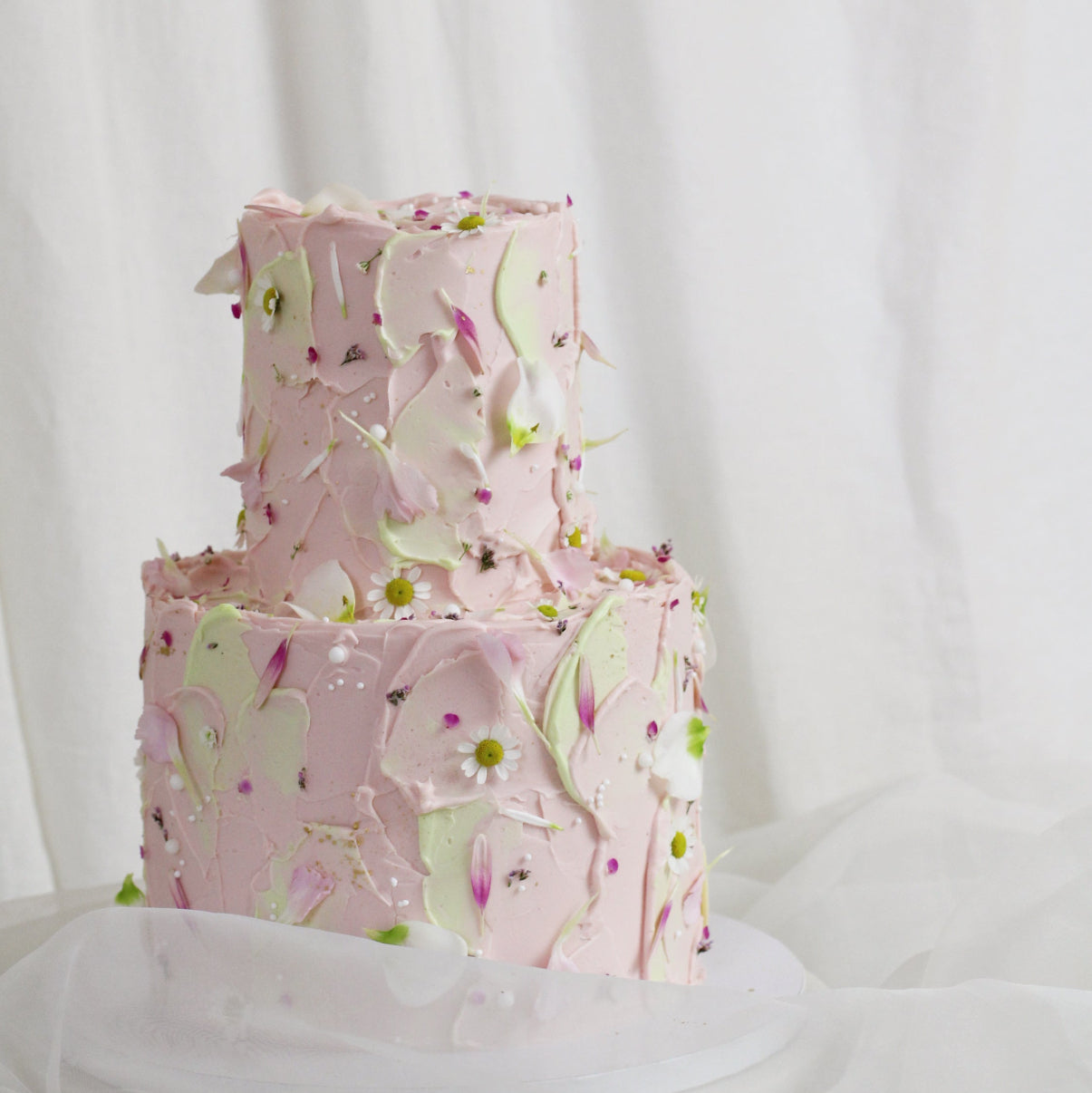 2-tier BLOSSOM FAIRY - dreamy cake with daisies and flower petals.