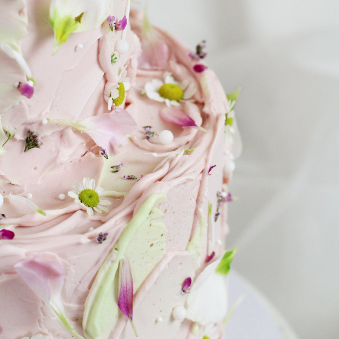 BLOSSOM FAIRY close-up - dreamy cake with daisies and flower petals.