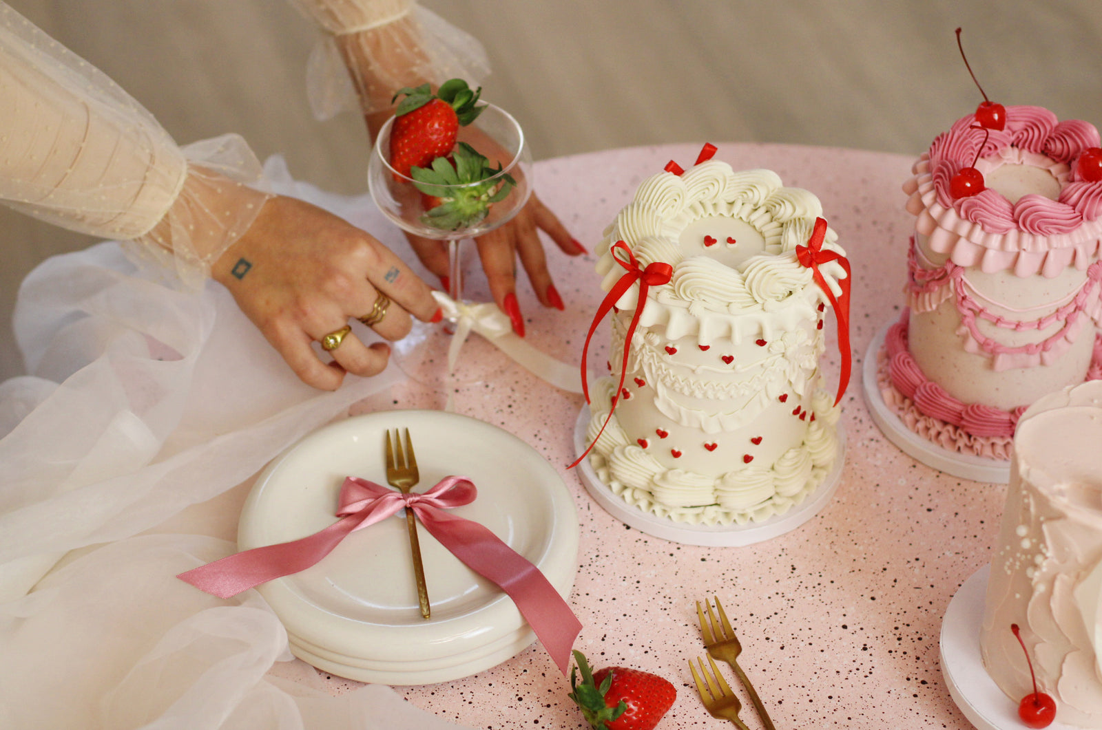 Get inspired by our birthday cake selection of vintage and fun Cakes. add bows, red cherries and cuatomize your cake size and flavor. Made at our studio in kreuzberg, delivered in Berlin