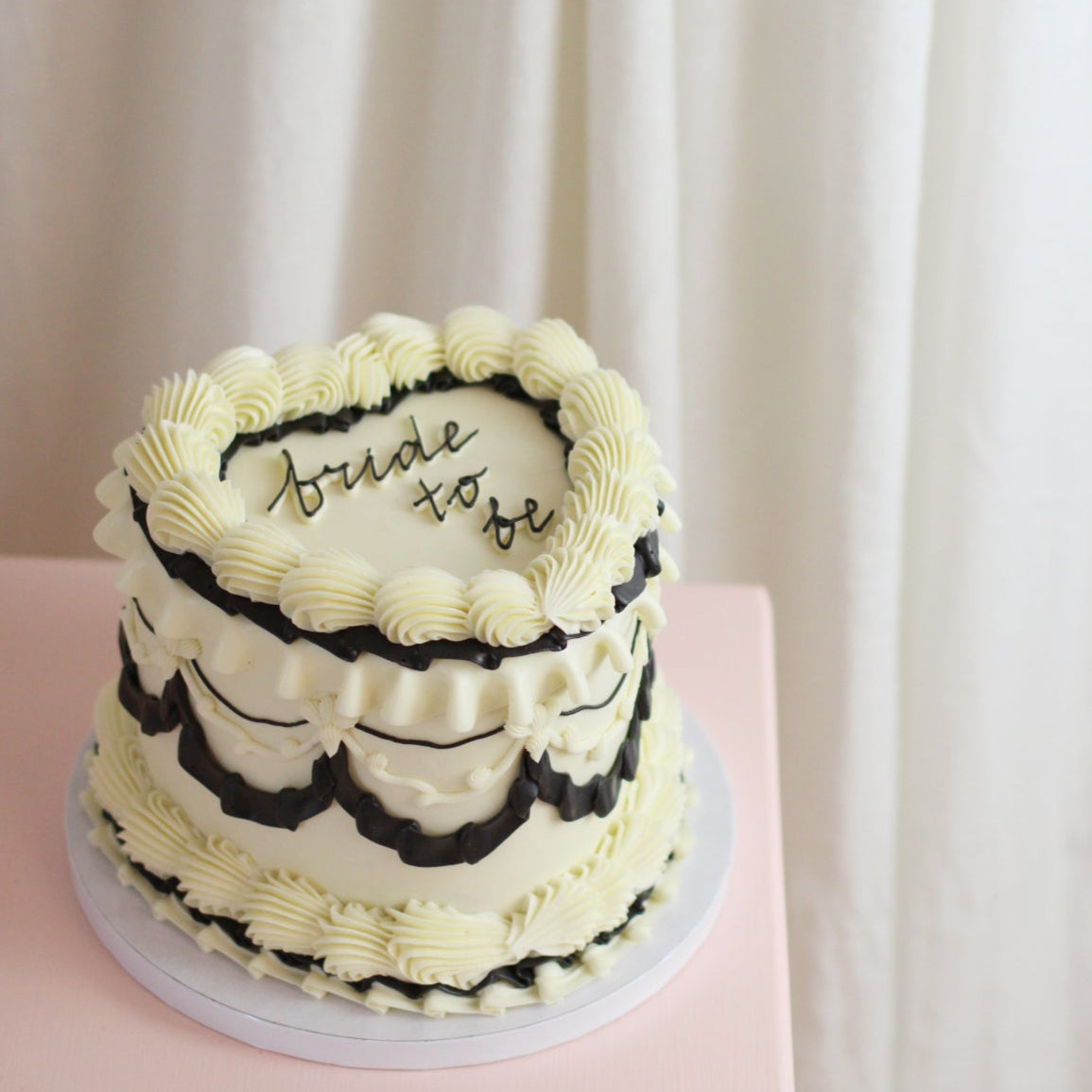 Heart-shaped &#39;Bride to be&#39; for an intimite bridal shower - black &amp; white details (VEGAN)