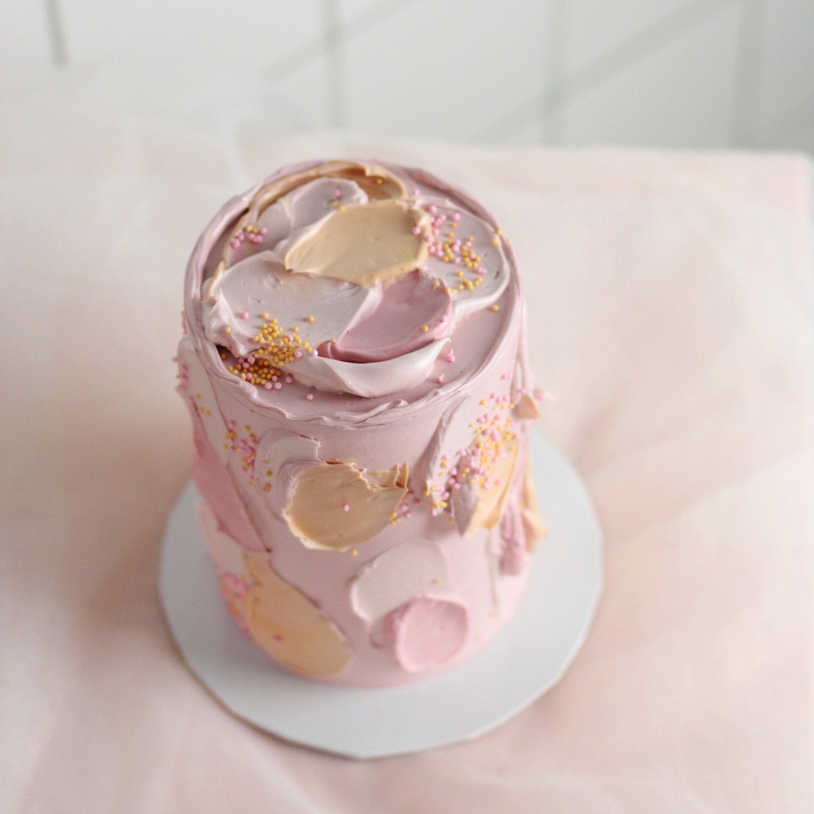Cloud-style Mother’s Day cake with pastel buttercream design. Modern and playful celebration cake, perfect for gifting.