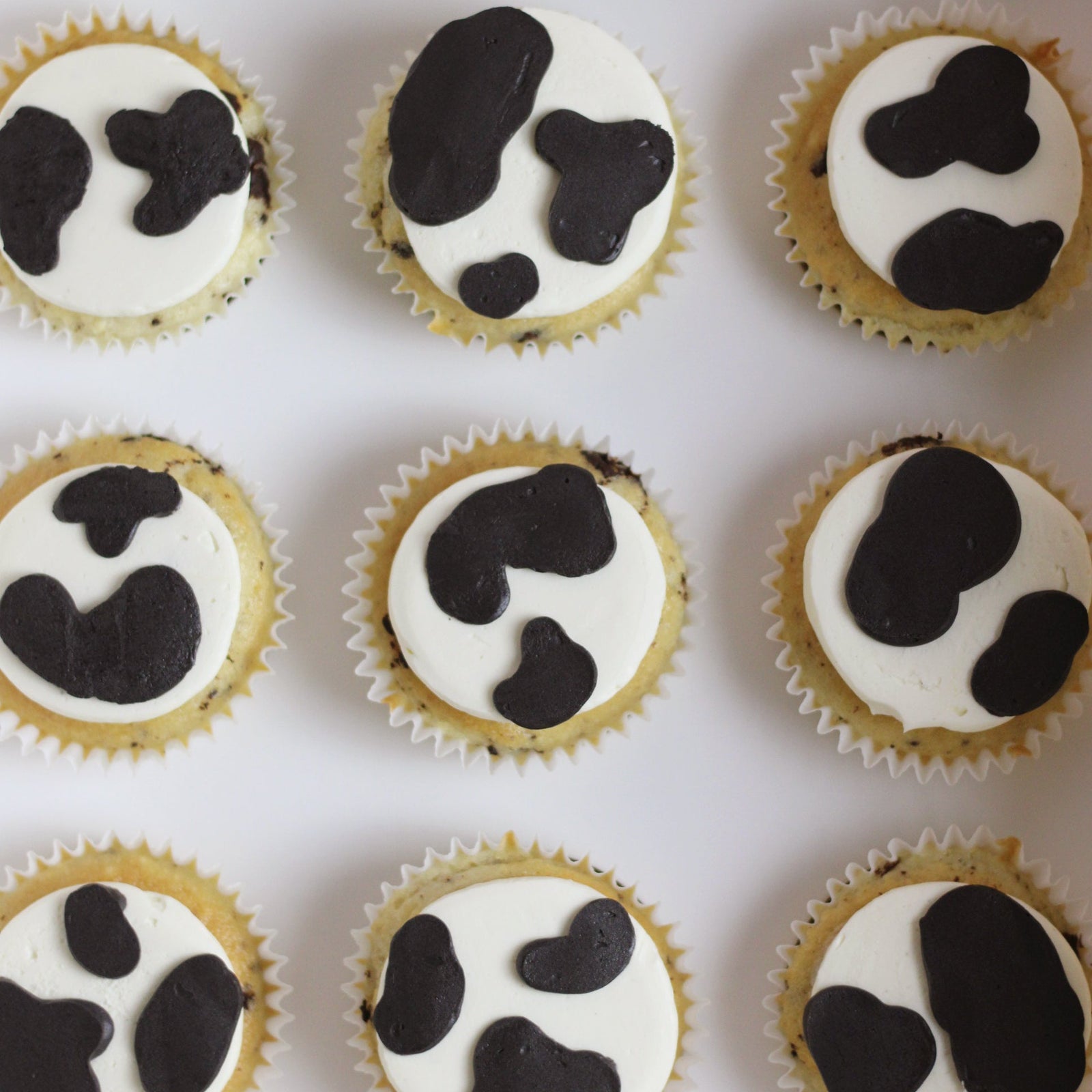 Stylish cow print cupcakes, simple and fun dessert, great for birthdays, gatherings, and special occasions.