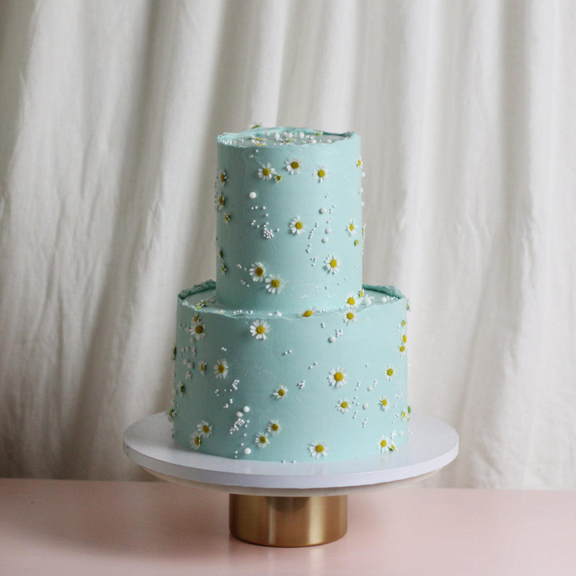 Wedding Daisy Kamillen cake - baby blue