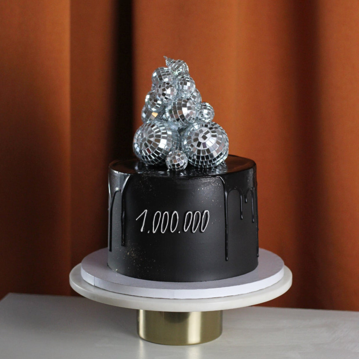 Disco cake - it´s about about that glam on your big day! Made thi one to celebrate @AboutMalte´s one million instagram followrs!!