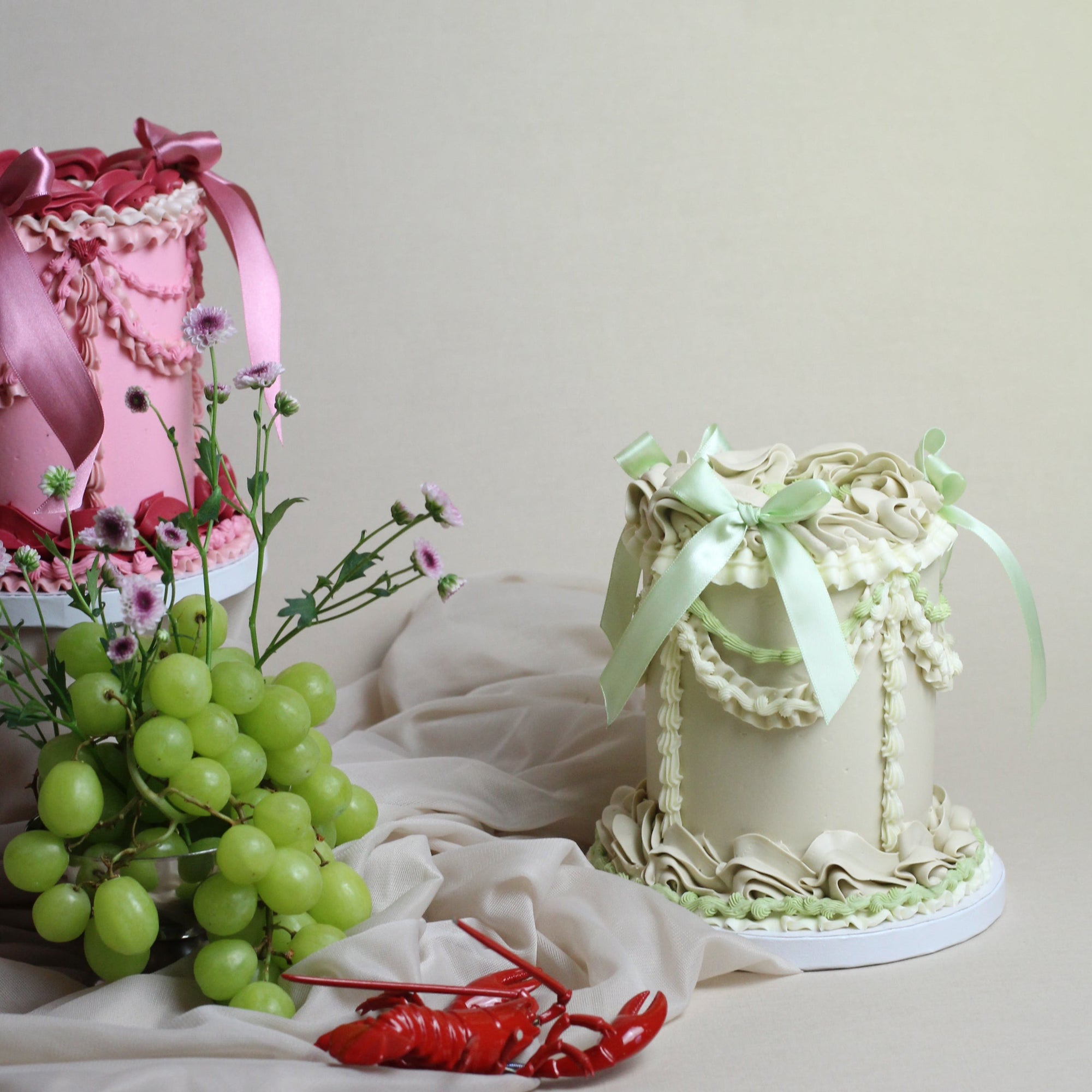 Our Valentine´s cake due! Vintage style mini cake with silk bows