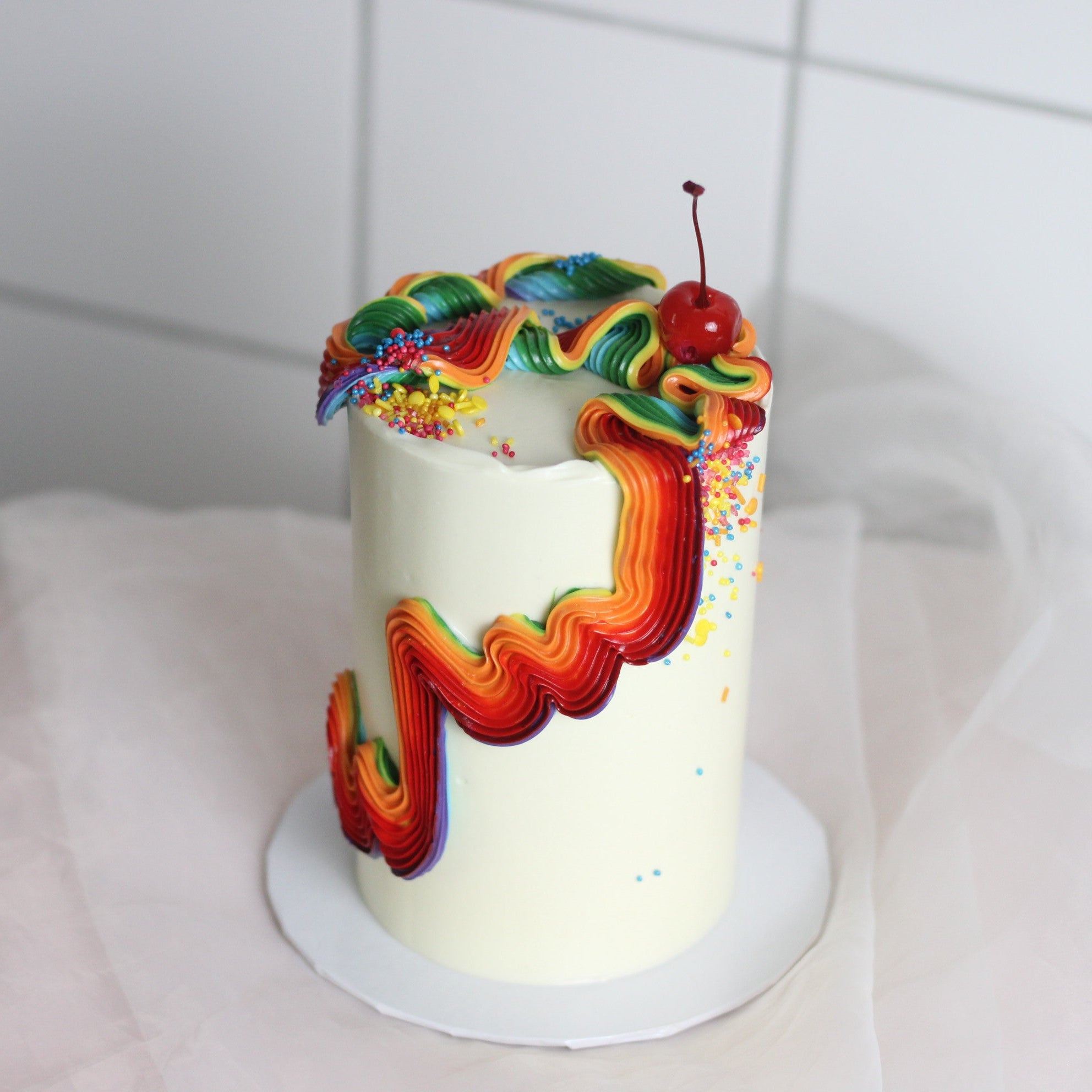 Celebrate Pride Month with our rainbow frill cake, featuring a smooth white buttercream finish and a cherry on top. The perfect centerpiece for June celebrations, Berlin Pride events, and anyone looking to add a little color, joy, and sweetness to the occasion. 
