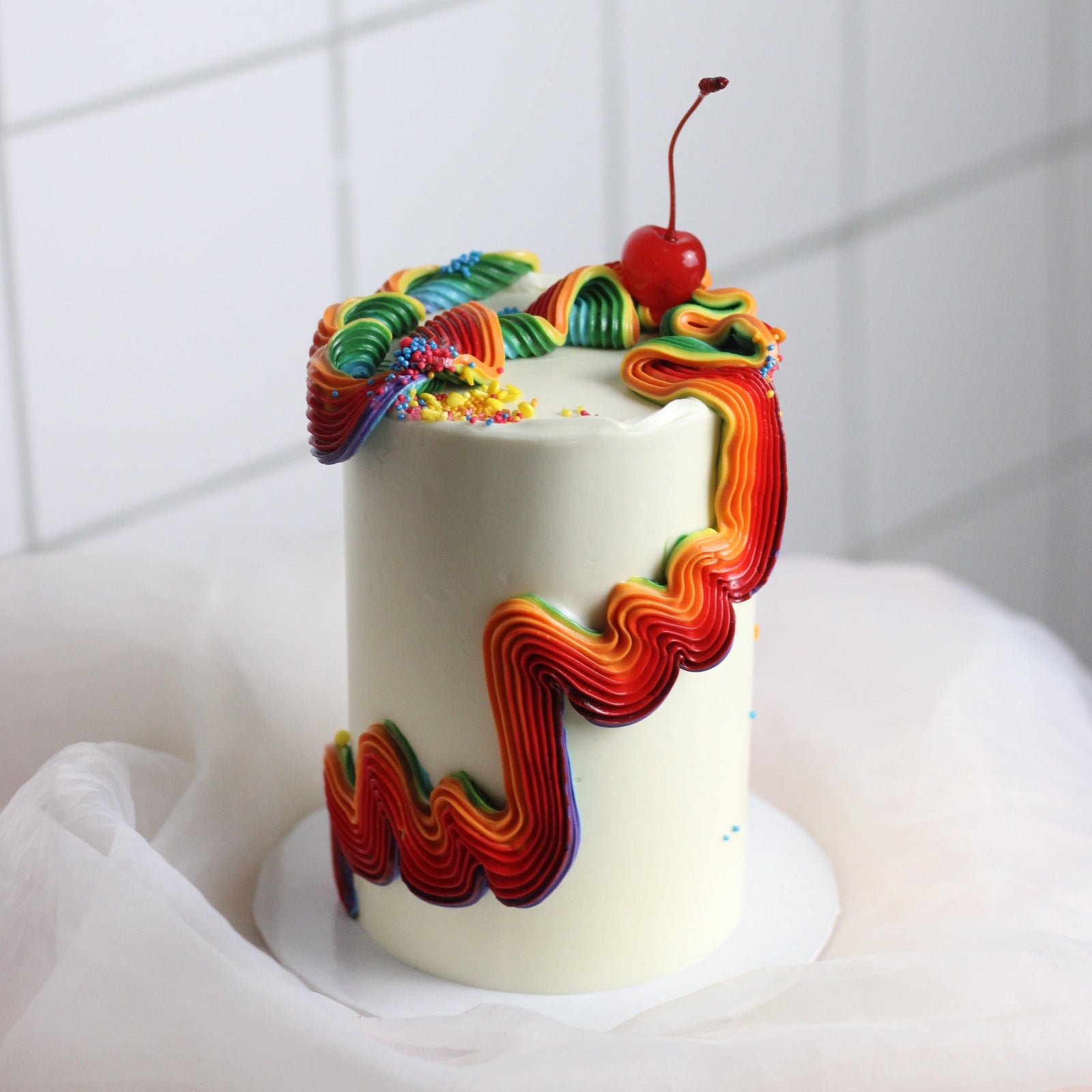 Celebrate Pride Month with our rainbow frill cake, featuring a smooth white buttercream finish and a cherry on top. The perfect centerpiece for June celebrations, Berlin Pride events, and anyone looking to add a little color, joy, and sweetness to the occasion. 