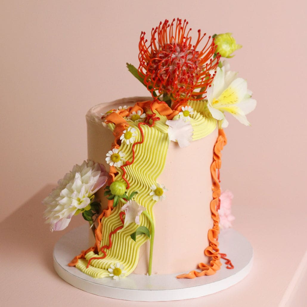 Make that Instagrammable cake yourself! Our Berlin cake decorating workshop is the ultimate DIY experience. Learn to style a beautiful floral vintage cake with fresh blooms—the perfect fun activity to enjoy with friends together.