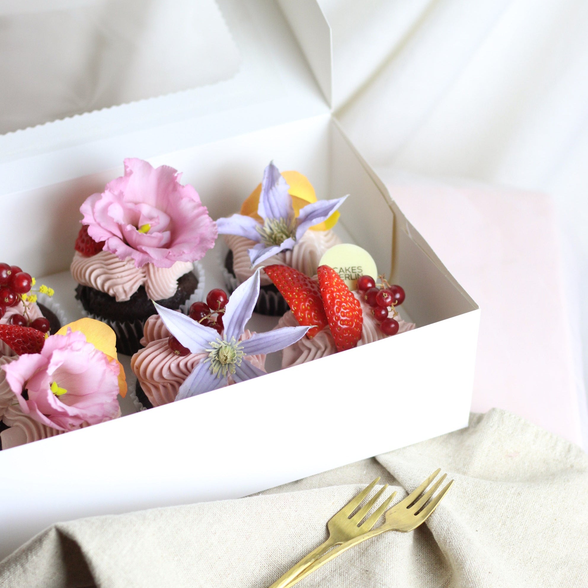 Valentine’s Day cupcakes with fresh berries and romantic floral decorations. A perfect Valentine’s dessert for gifting, sharing, or celebrating love.