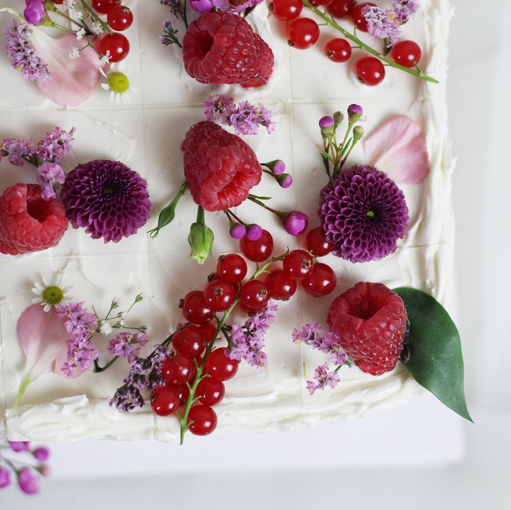 Fruity picnic party cake with raspberries and flowers - easy to serve