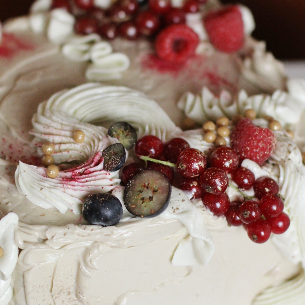 A luxurious Christmas dessert: creamy, fruity sheet cake with a shimmering gold touch - the real deal for holiday parties and family celebrations