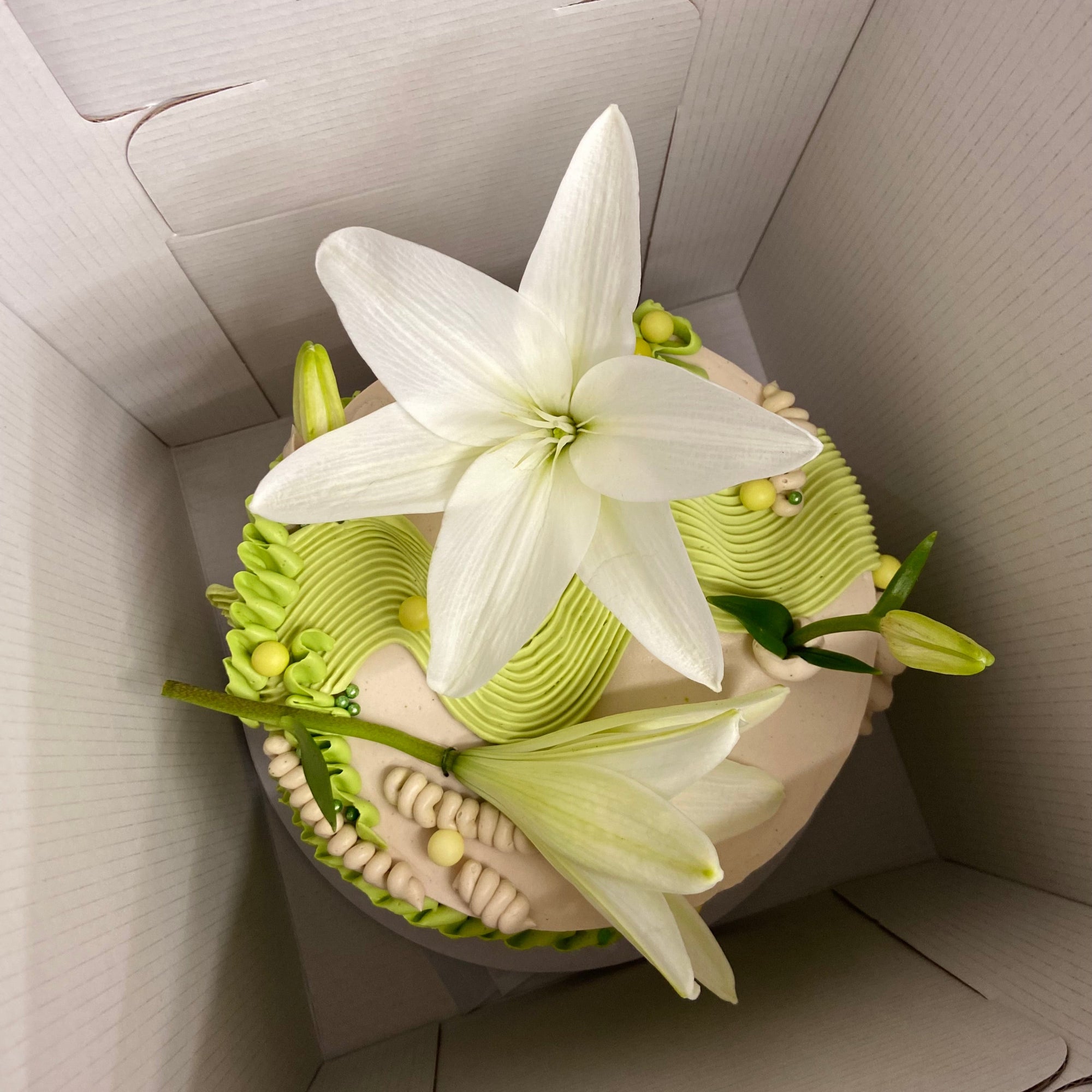 Easter cake special - decorated with wavy green and cream frills, decorated with fresh local Berlin flowers and all the beauty!