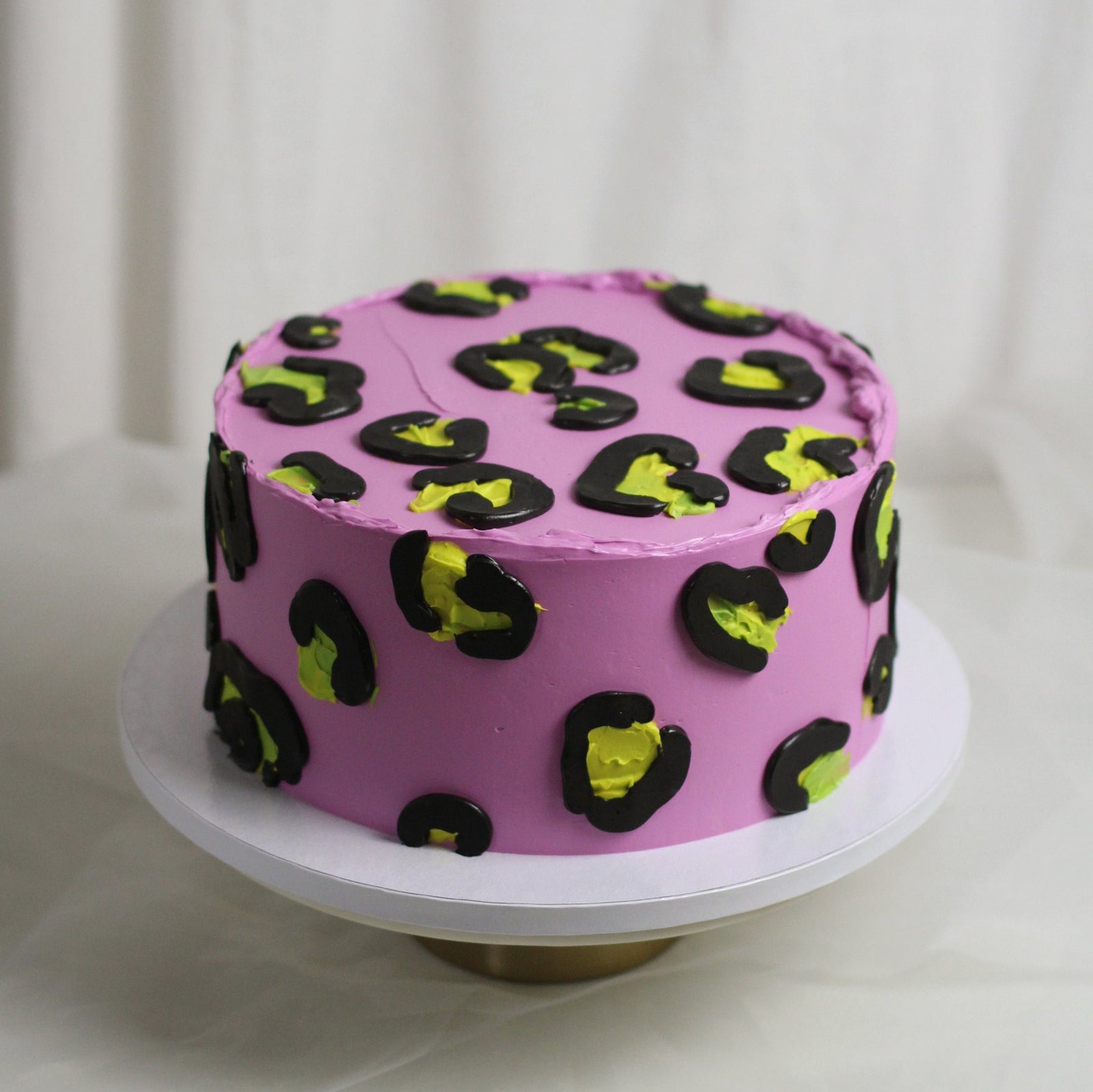 Lepopard cake with purpule baser and black-yellow spots