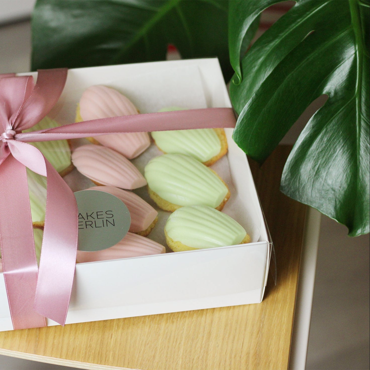 Madeleine cookies - vanilla bites with rosé & white white chocoate coat 