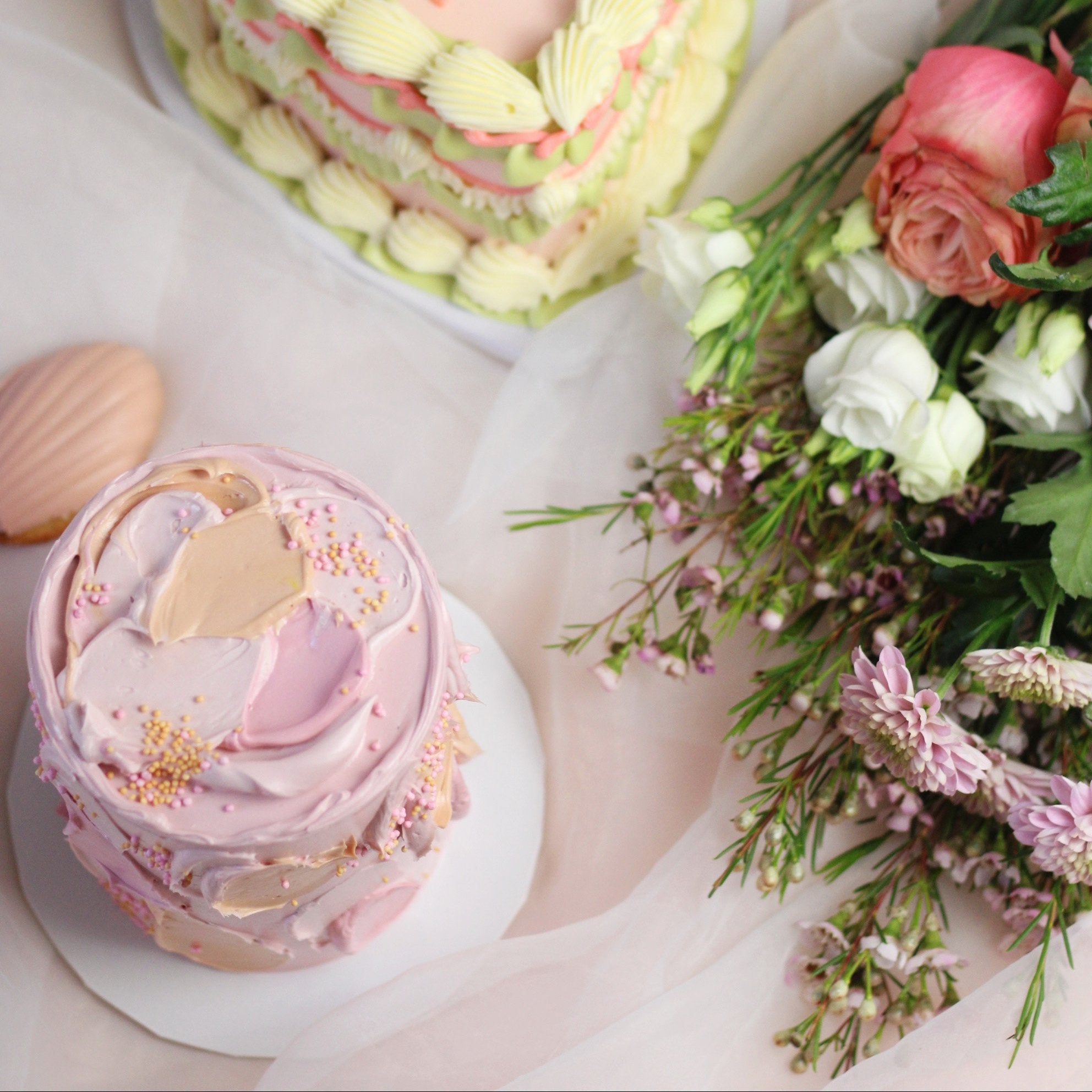 Cloud-style Mother’s Day cake with pastel buttercream design. Modern and playful celebration cake, perfect for gifting.