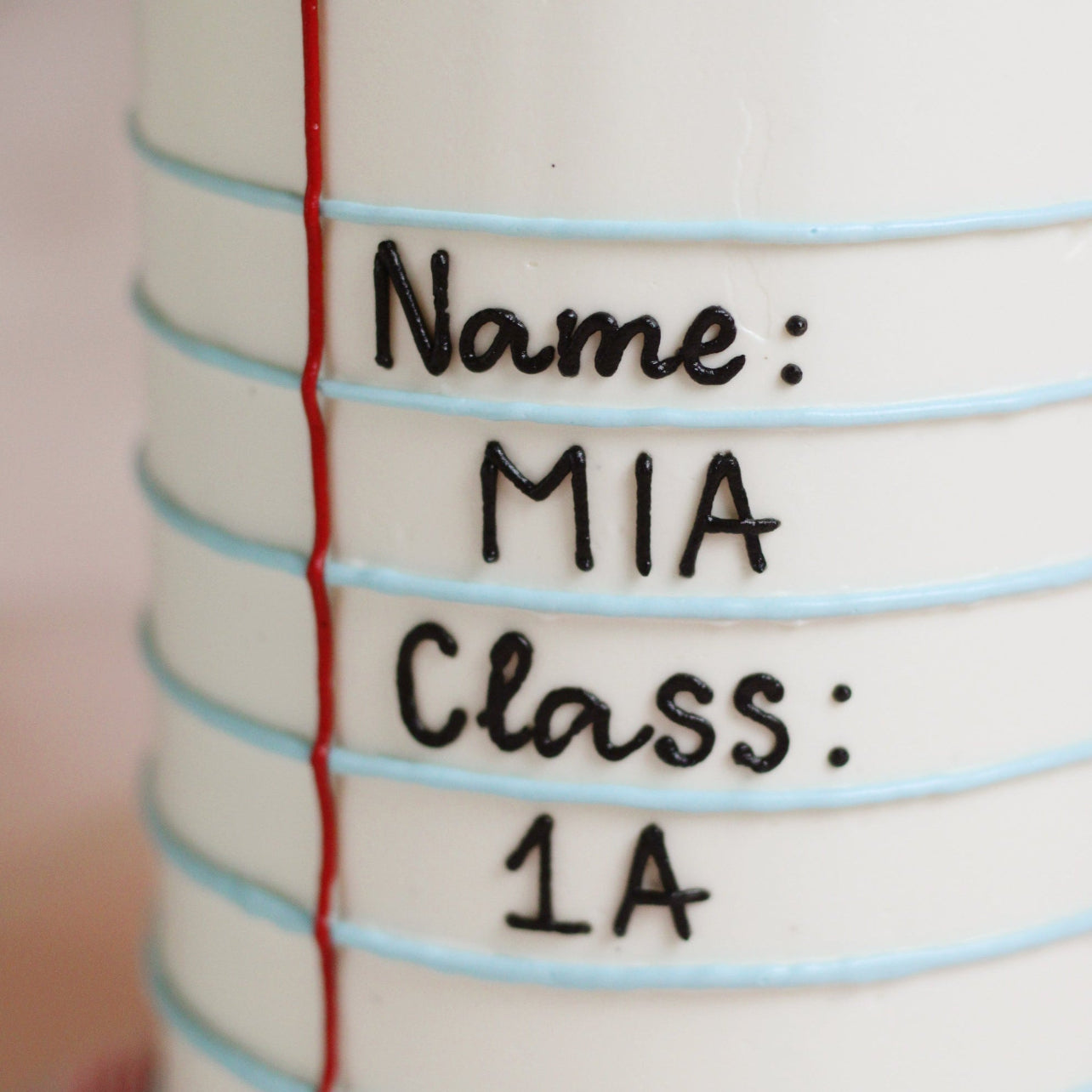 Mark their school start with this custom notebook cake. Designed with classic blue notebook lines, a red margin, and customizable text for your child’s name and class, all framed by soft vintage piping. The sweetest way to kick off the new school year! #einschulung