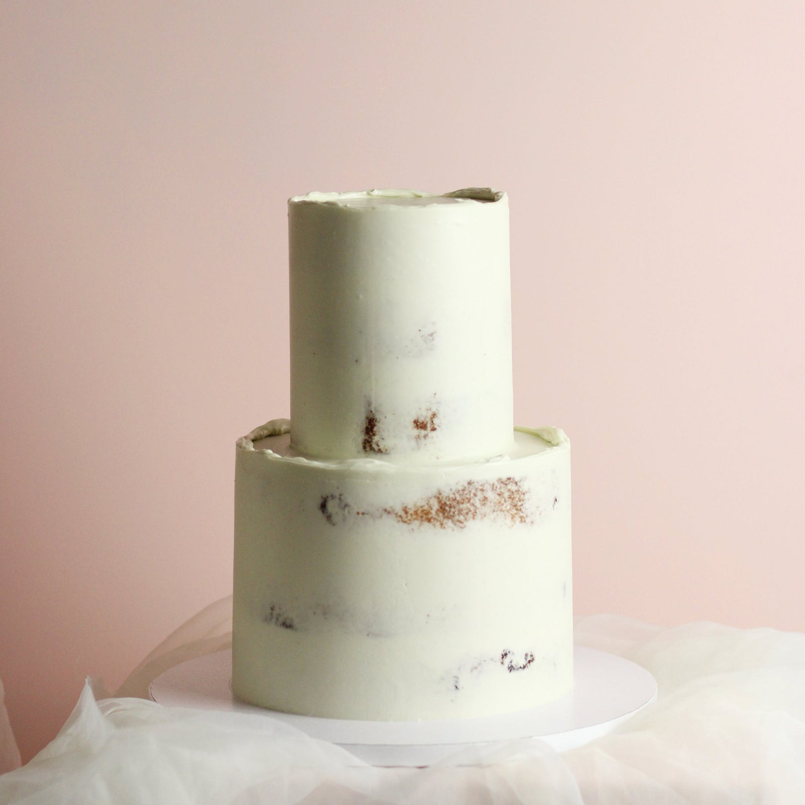 For the couples that like the CAKE MOMENT white, minimal and simple, yet beautiful and elegant <3