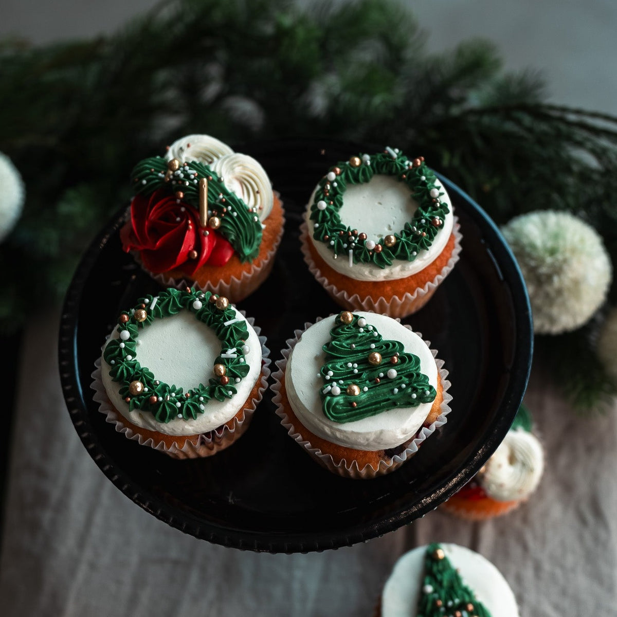 Cakes Berlin festive cupcakes - green, redm whgite deco with a gold touch