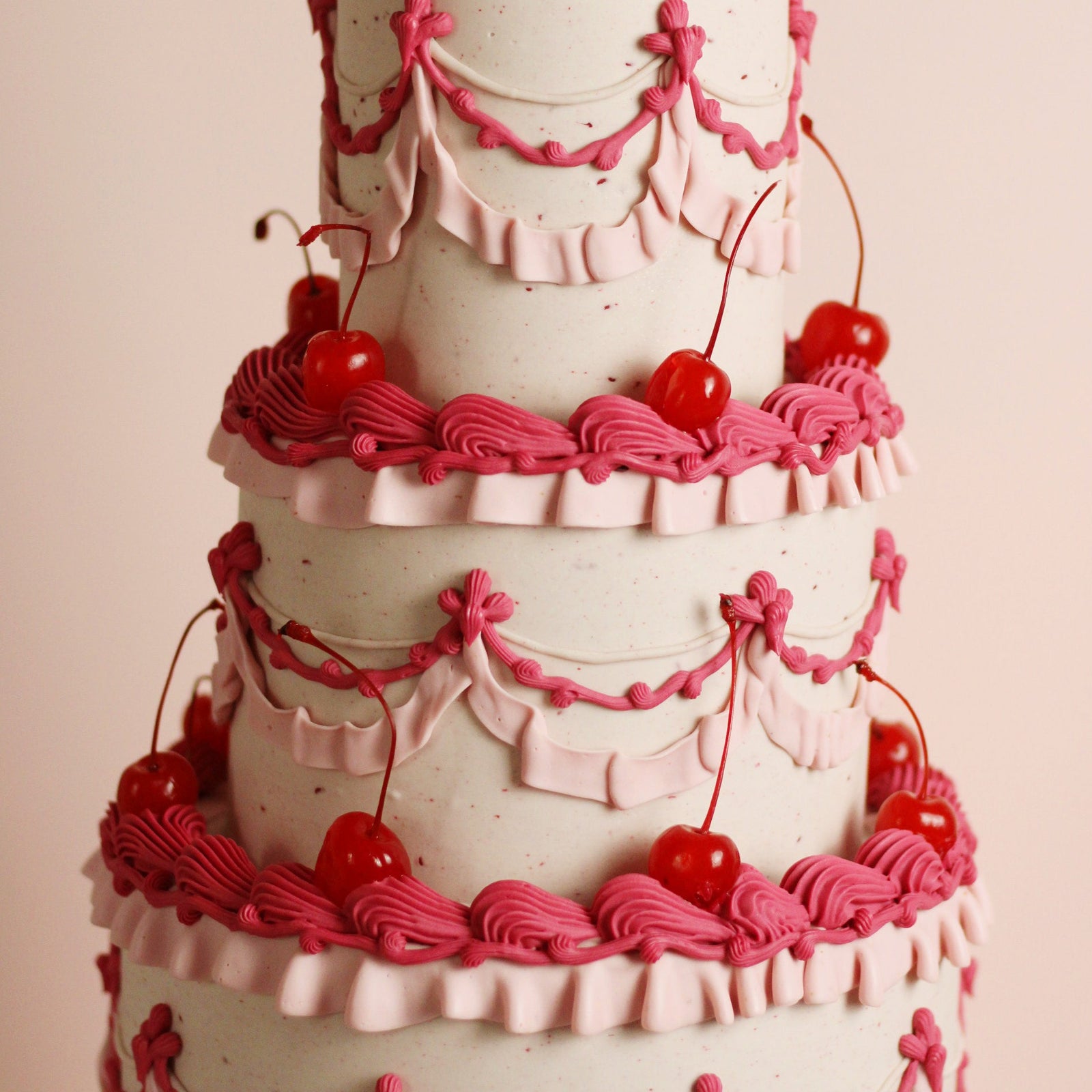 It´s our Wedding PAAAAARTY cake - in bold toned and red cherries