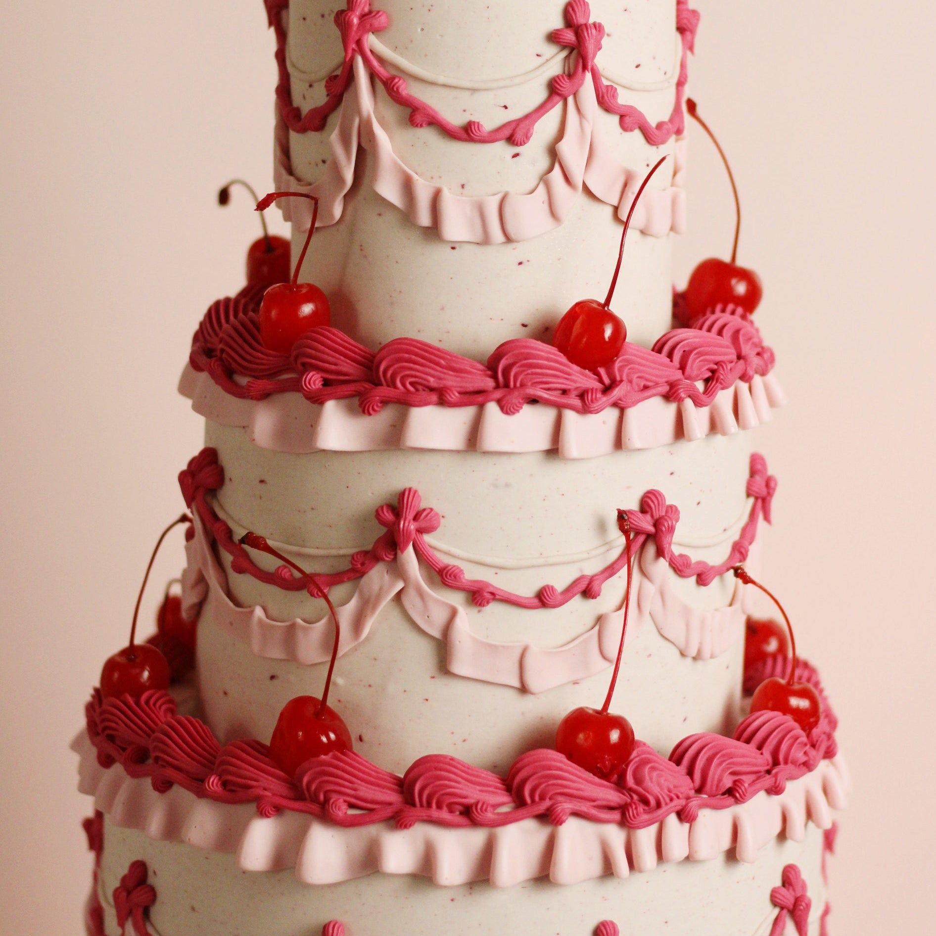 It´s our Wedding PAAAAARTY cake - in bold toned and red cherries