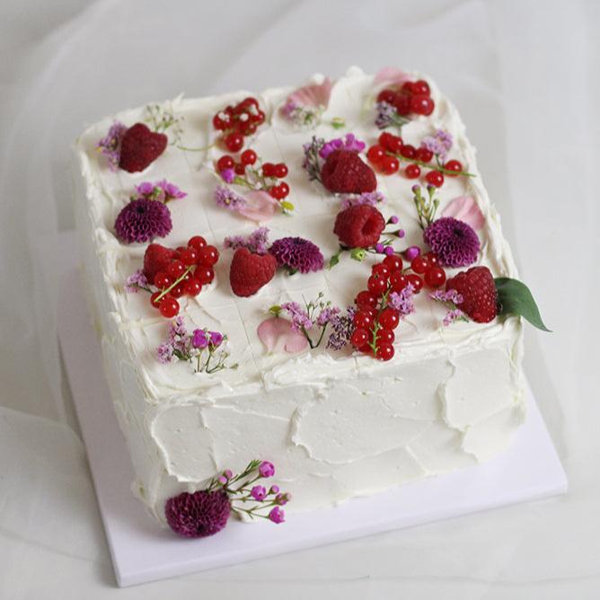 Picnic party cake with raspberries, johannisbeeren and flowers - easy to serve