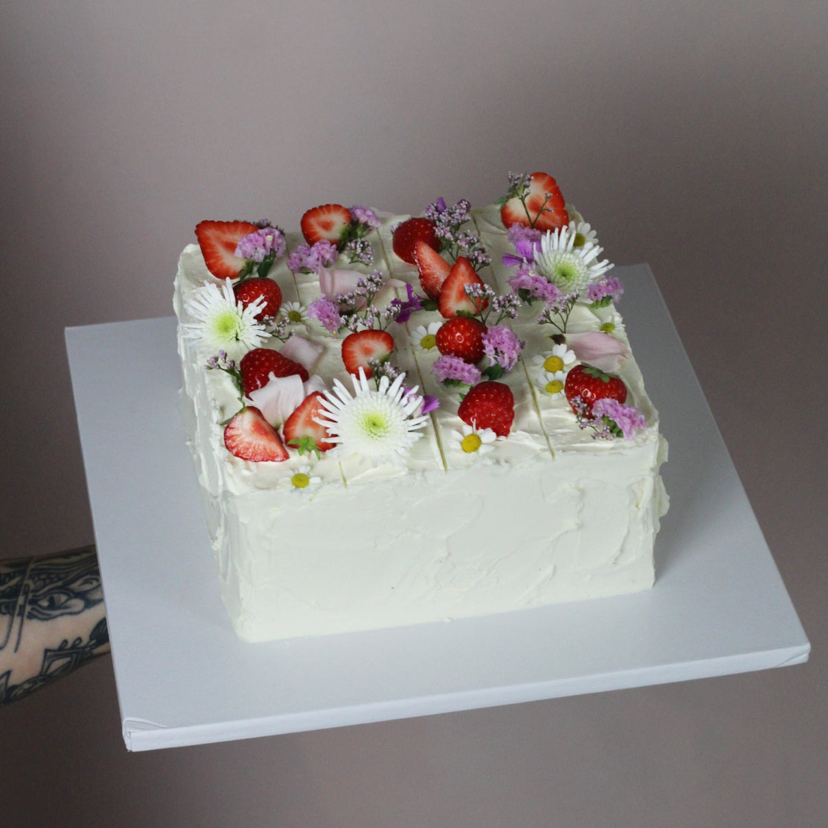 Picnic party cake with strawberries and flowers - easy to serve