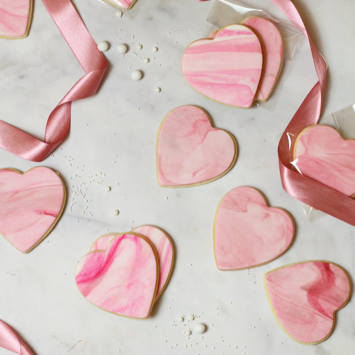 Favor cookies - a great way to give something for your guests to take home. Either on your wedding day, birthday, PR event or a baby shower. Customize the colors, shape and wrapping