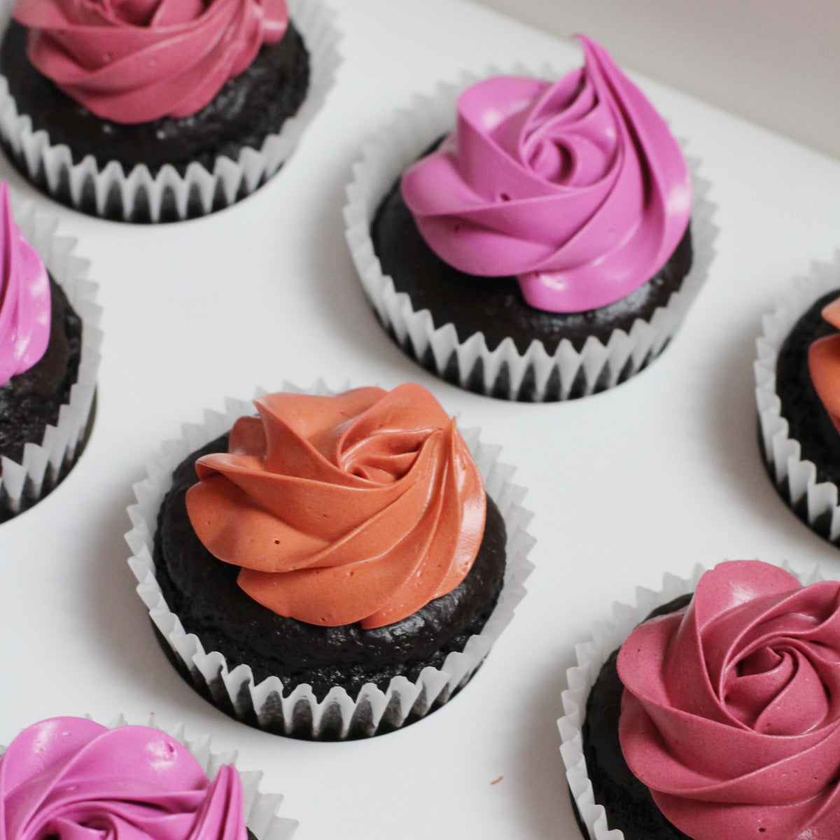 BOLD pink &amp; orange-red rosette cupcakes
