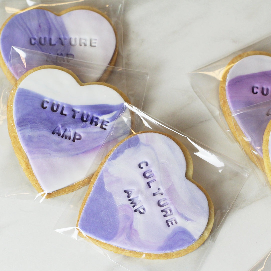 Favor cookies - a great way to give something for your guests to take home. Either on your wedding day, birthday, PR event or a baby shower. Customize the colors, shape and wrapping