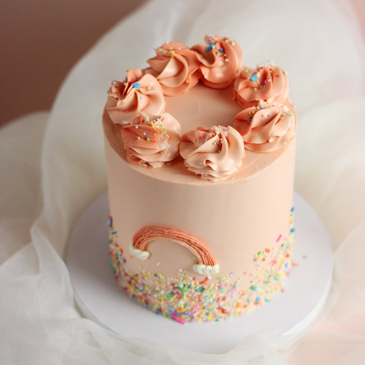 Dreamy rainbow cake decorated - the perfect cake for your kids birthday party! Colorful sprinkles and rainbow, every princess dream cake!
Made in our Kreuzberg studio - delivered in Berlin