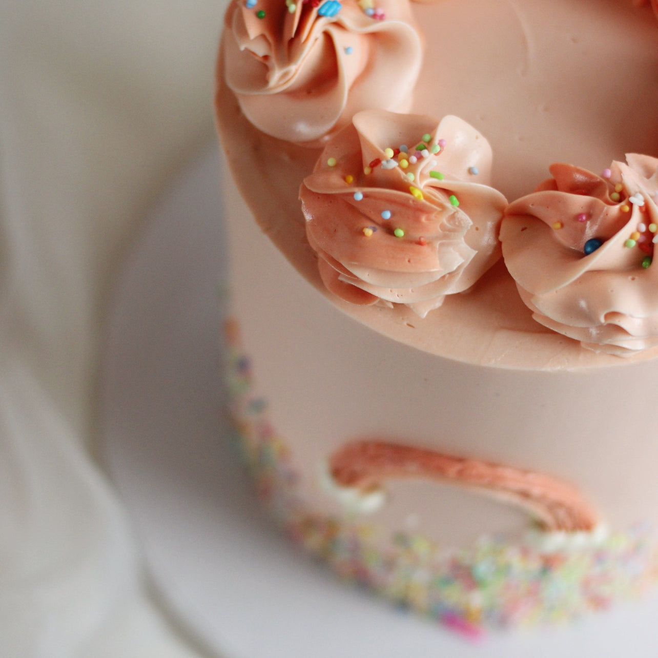 Dreamy rainbow cake decorated - the perfect cake for your kids birthday party! Colorful sprinkles and rainbow, every princess dream cake!
Made in our Kreuzberg studio - delivered in Berlin