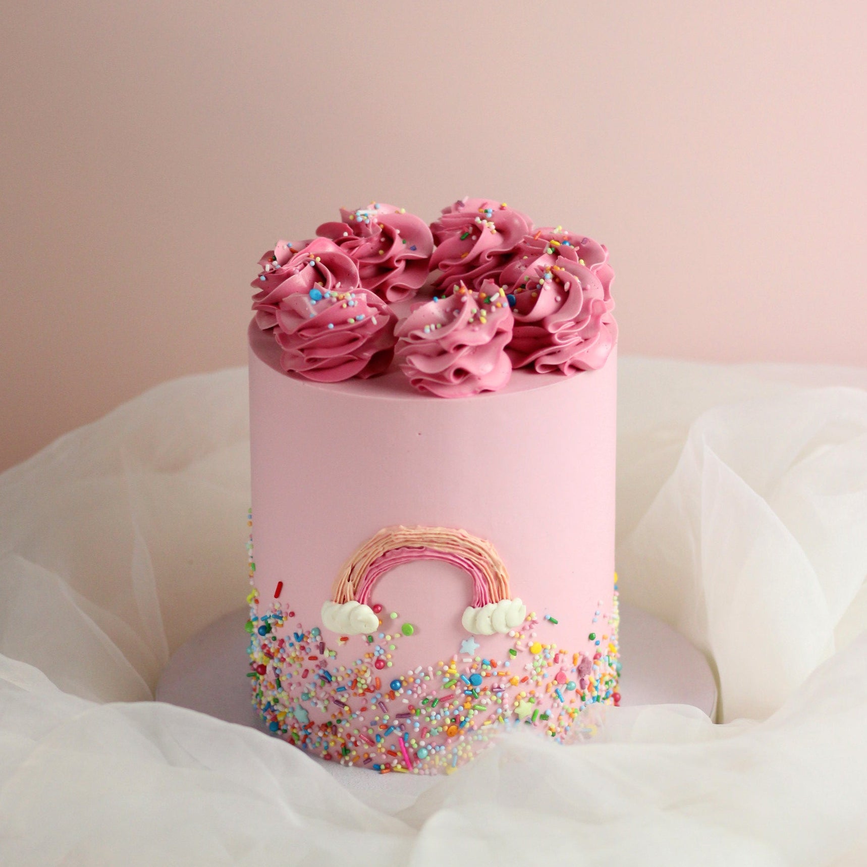 Dreamy rainbow cake decorated - the perfect cake for your kids birthday party! Colorful sprinkles and rainbow, every princess dream cake!
Made in our Kreuzberg studio - delivered in Berlin