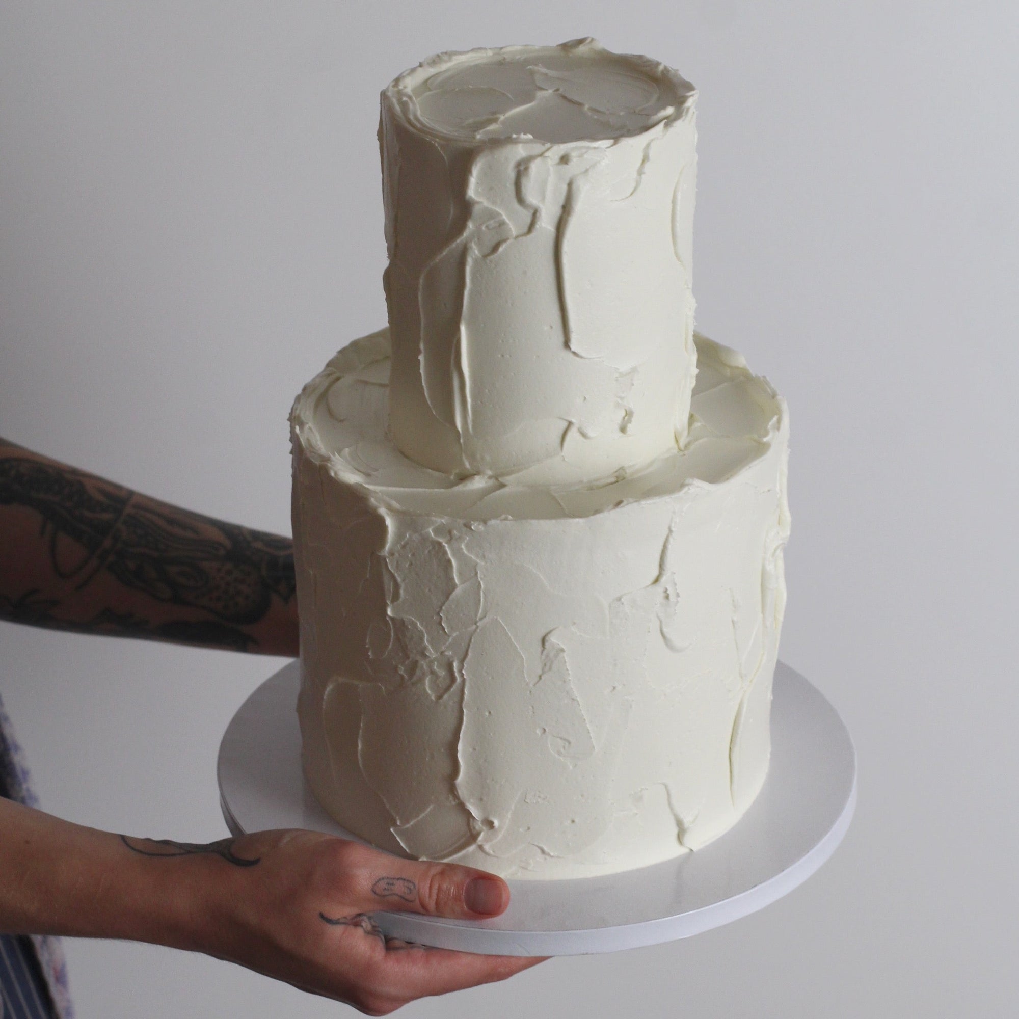 Looking for elegant simplicity? Order the "She's all WHITE" cake from Cakes Berlin. A chic, minimalist buttercream cake available in multiple tiers, sizes, and flavors - including vegan options. Perfect for any occasion!