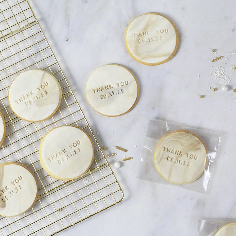 Favor cookies - a great way to give something for your guests to take home. Either on your wedding day, birthday, PR event or a baby shower. Customize the colors, shape and wrapping