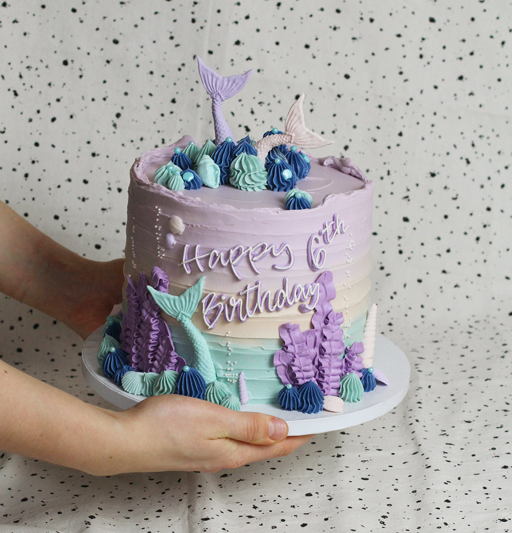 Mermaid underwater cake - decoated with sugar mermaid tails, buttercream reef & and pearls. The perfect birthday cake for your underwater princess.
Designed in our studio in Kreuzberg - delivered in Berlin