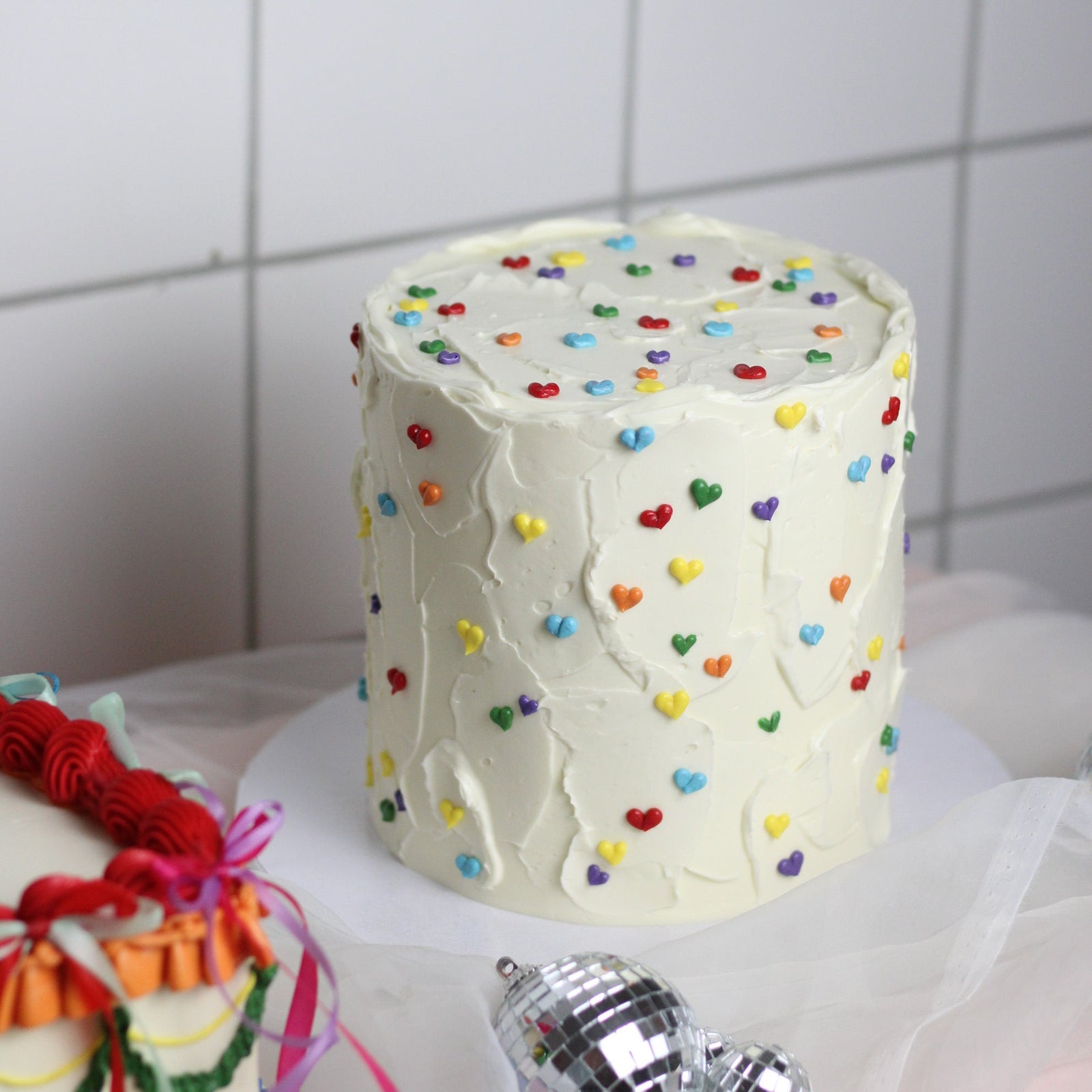 Celebrate Pride Month with our rainbow heart cake, featuring a textured white buttercream finish and colorful heart details. Perfect for June celebrations, Berlin Pride events, birthdays, and spreading a little extra love and color. 🌈
