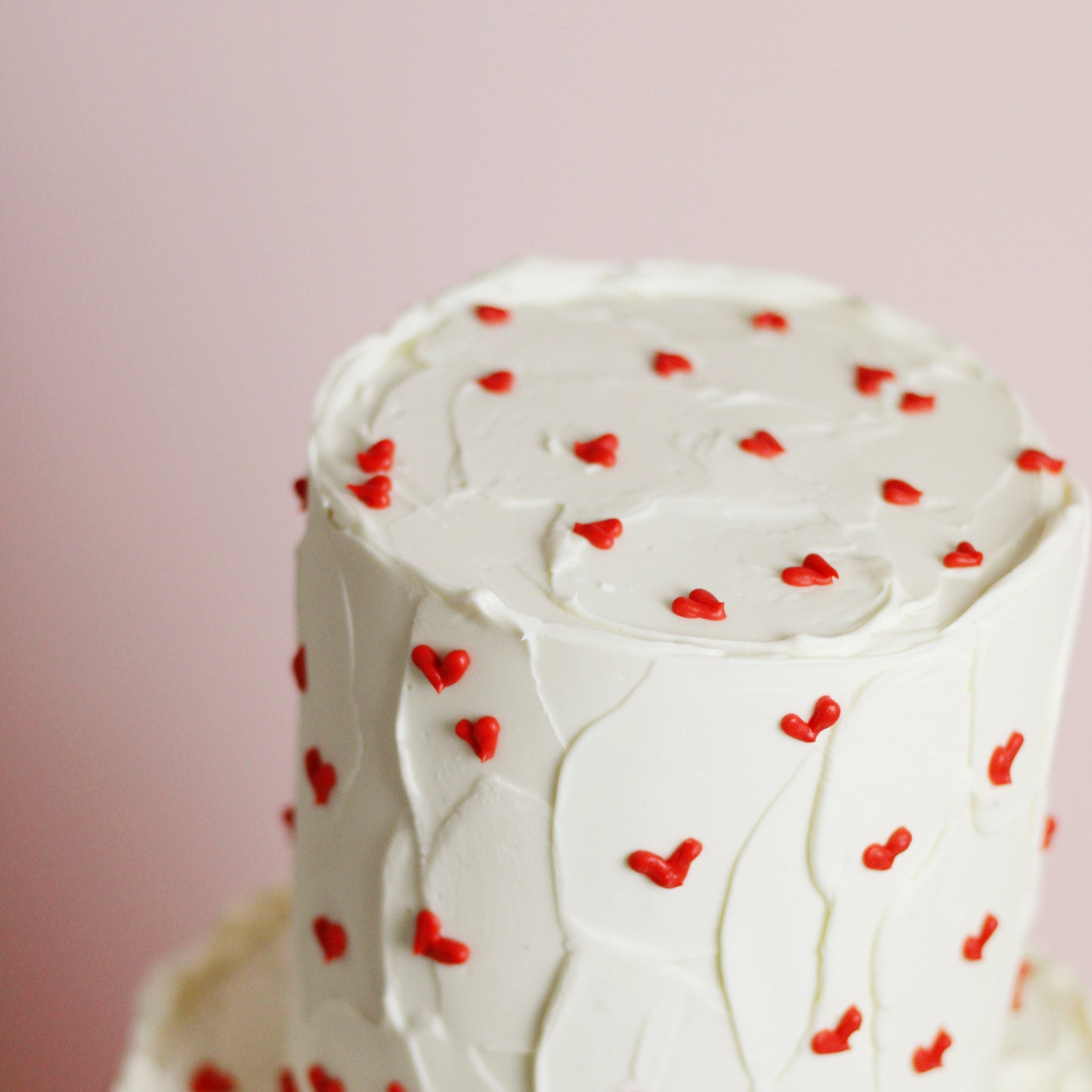 Our sweet vlentina! White tetured base and buttercream red hearts all around. 