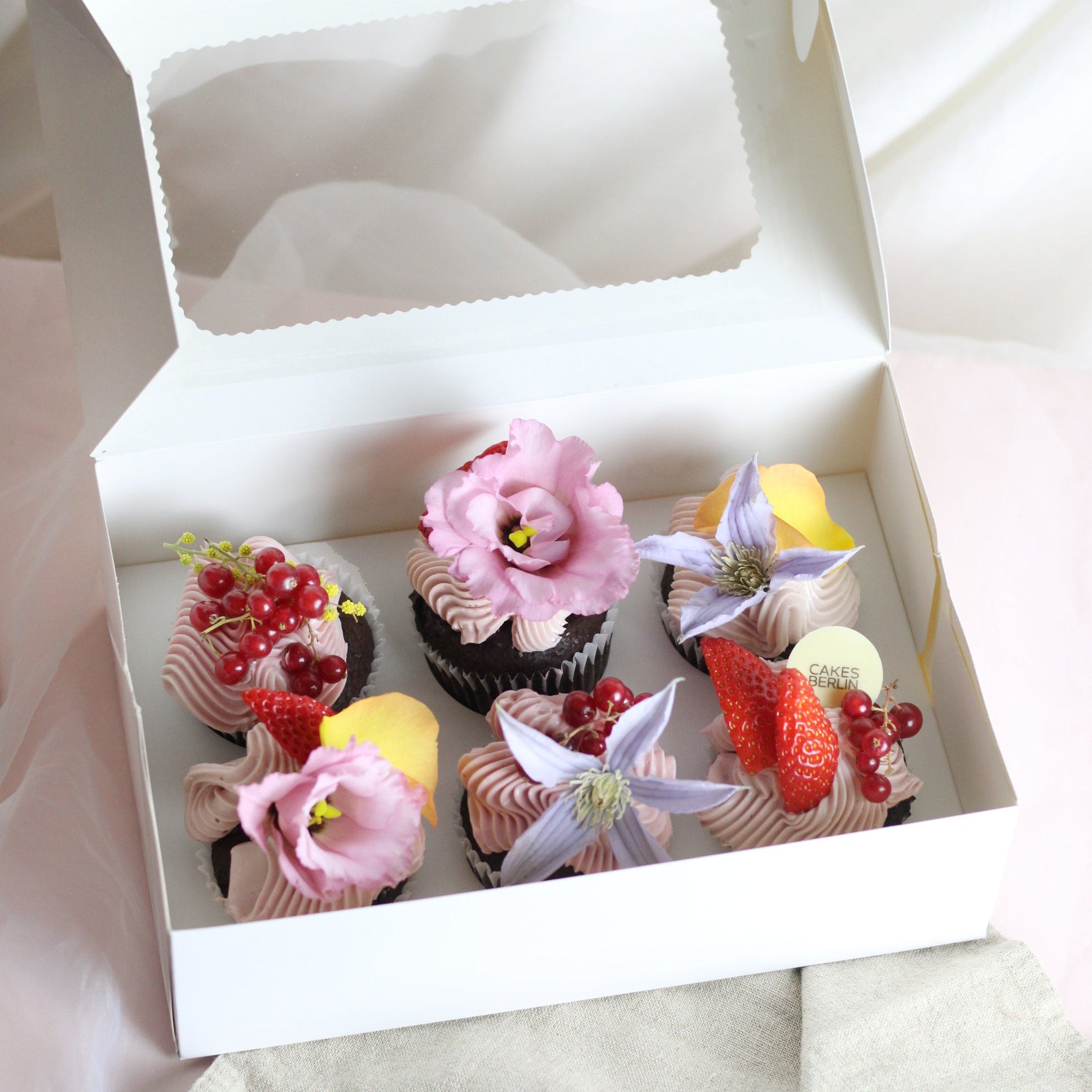 Valentine’s Day cupcakes with fresh berries and romantic floral decorations. A perfect Valentine’s dessert for gifting, sharing, or celebrating love.