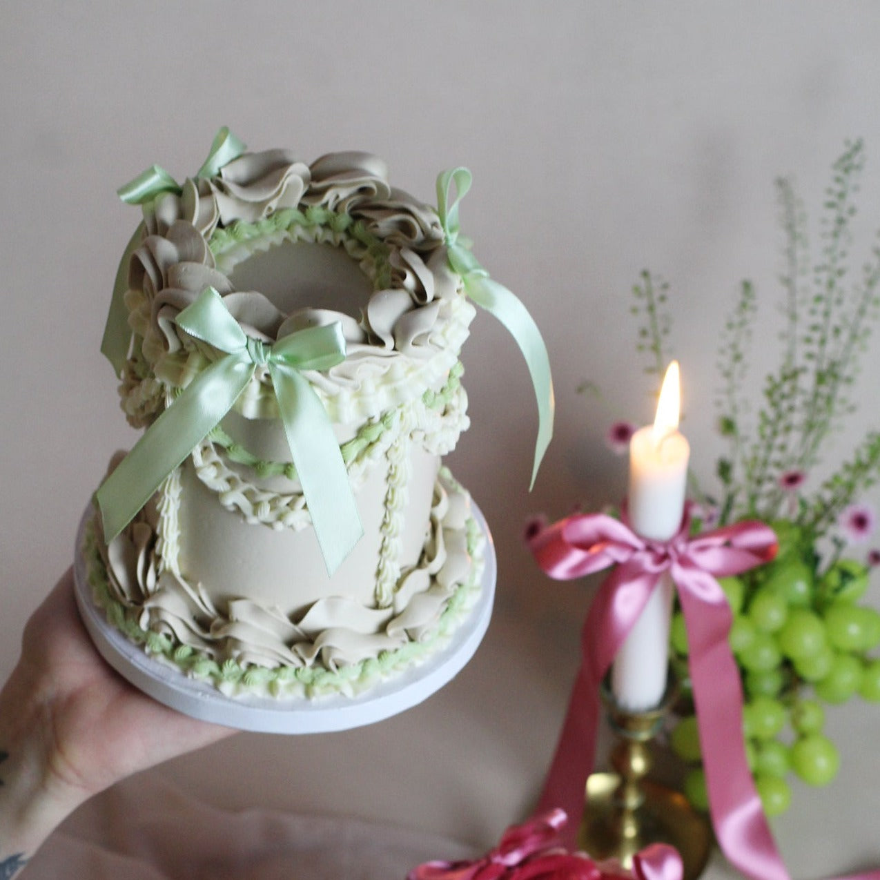 Green bliss Vintage bow cake - hfall in love with all the buttercream details!