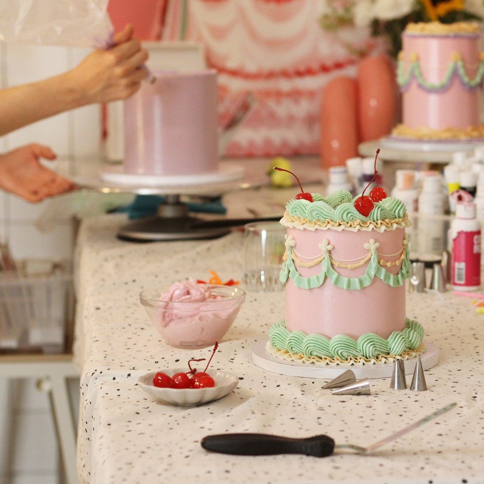 Looking for a fun activity in Berlin? Bring your bestie to our vintage cake decorating workshop and design a beautiful, delicious cake together!