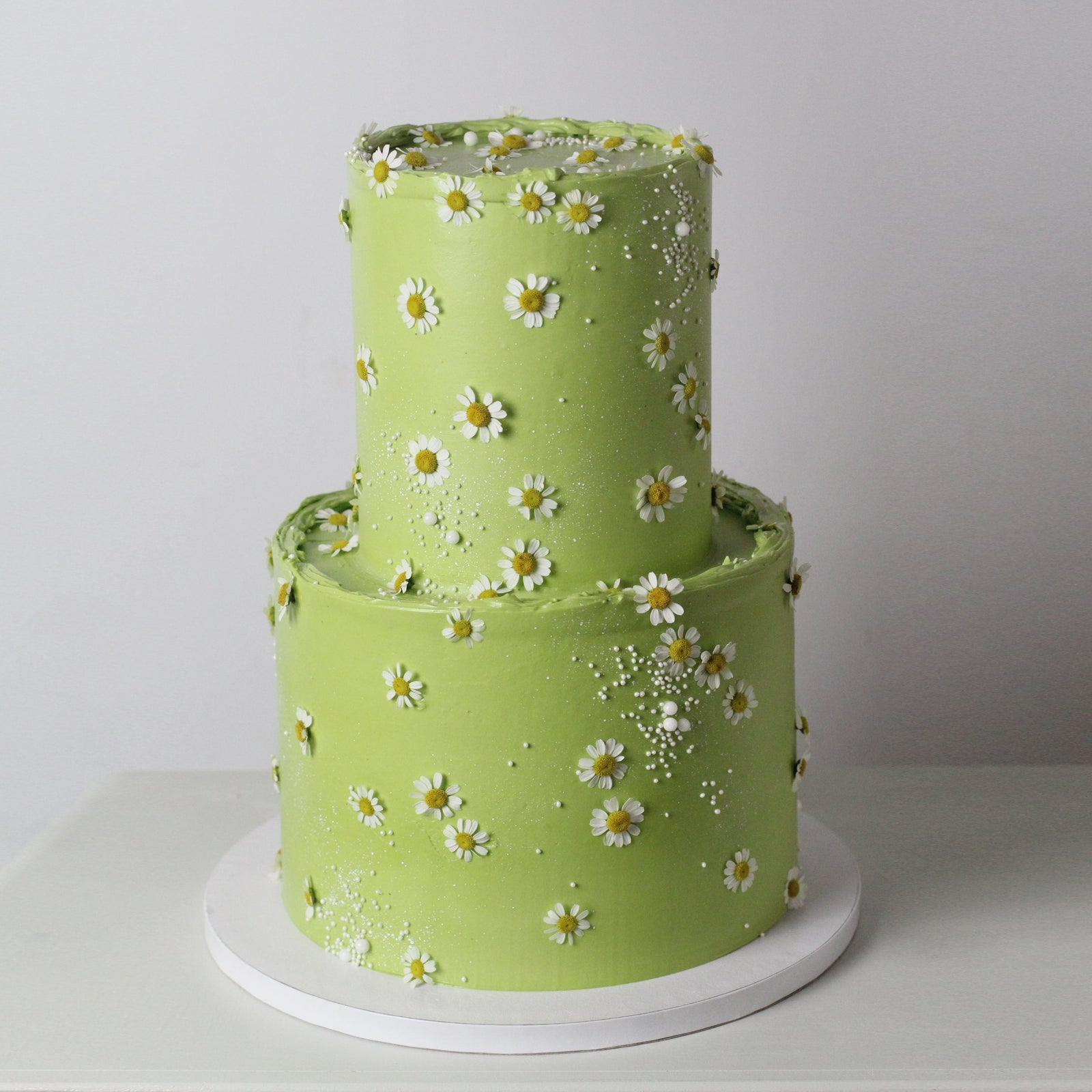 Daisy wedding cake in green