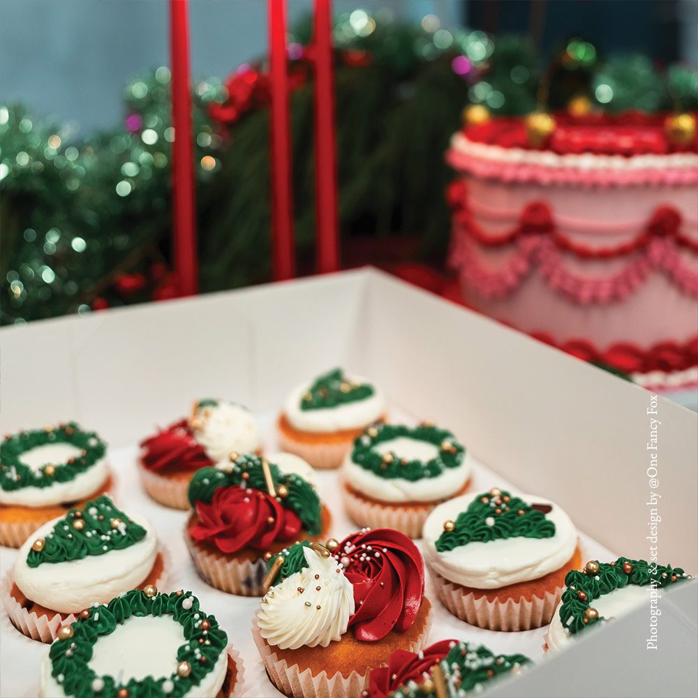 Cakes Berlin festive cupcakes - green, redm whgite deco with a gold touch