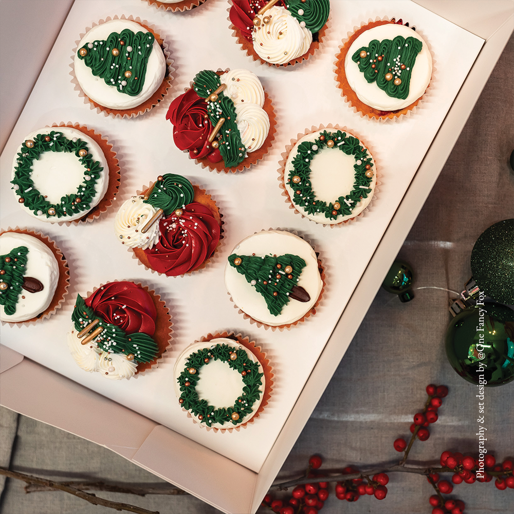 Cakes Berlin festive cupcakes - green, redm whgite deco with a gold touch