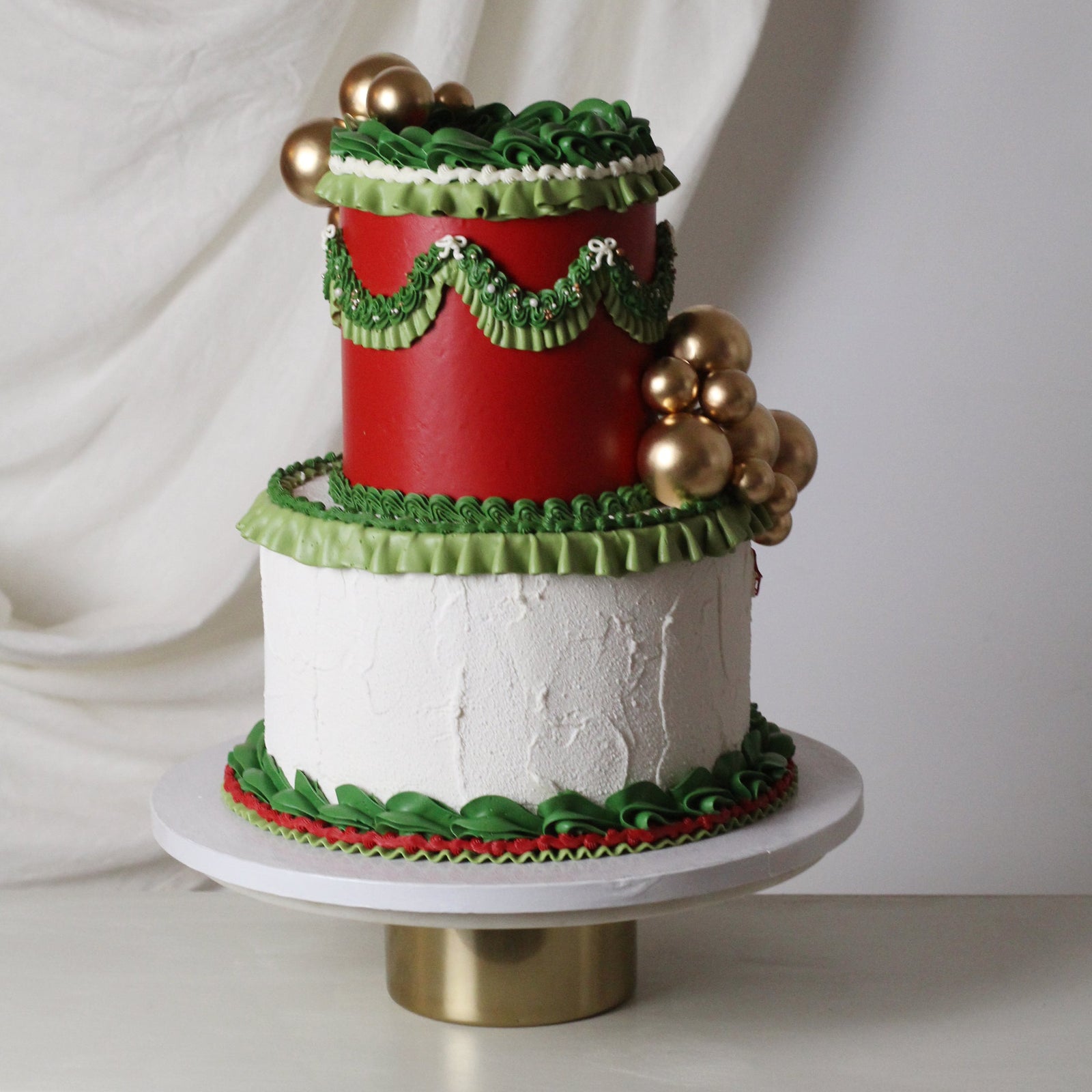 Festliche Weihnachts- und Winterkuchen, liebevoll dekoriert für Feiertage, Weihnachtsfeiern und festliche Anlässe