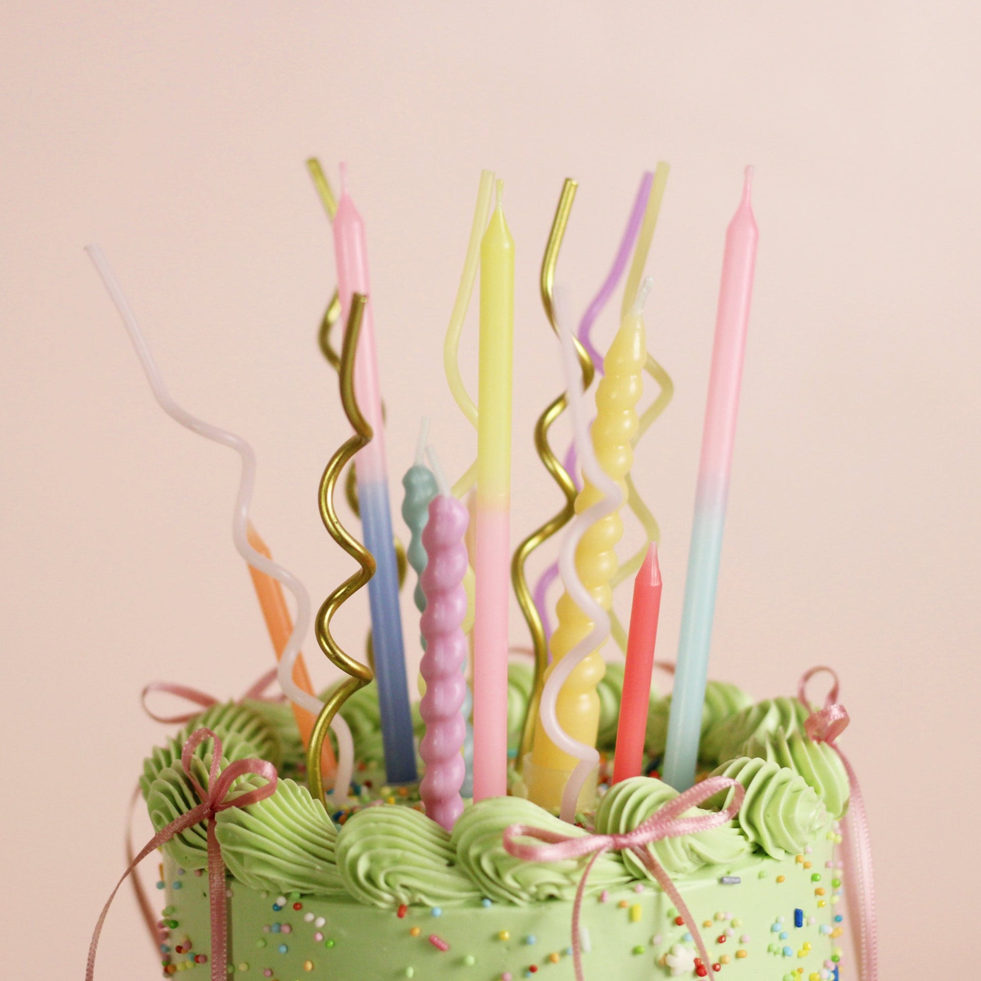 Birthday cake with vintage piping, rainbow sprinkles, and ribbon bow details. Choose your preferred cake color, with an optional pastel candle add-on for an extra festive touch. Perfect for birthdays, celebrations, and special occasions in Berlin.