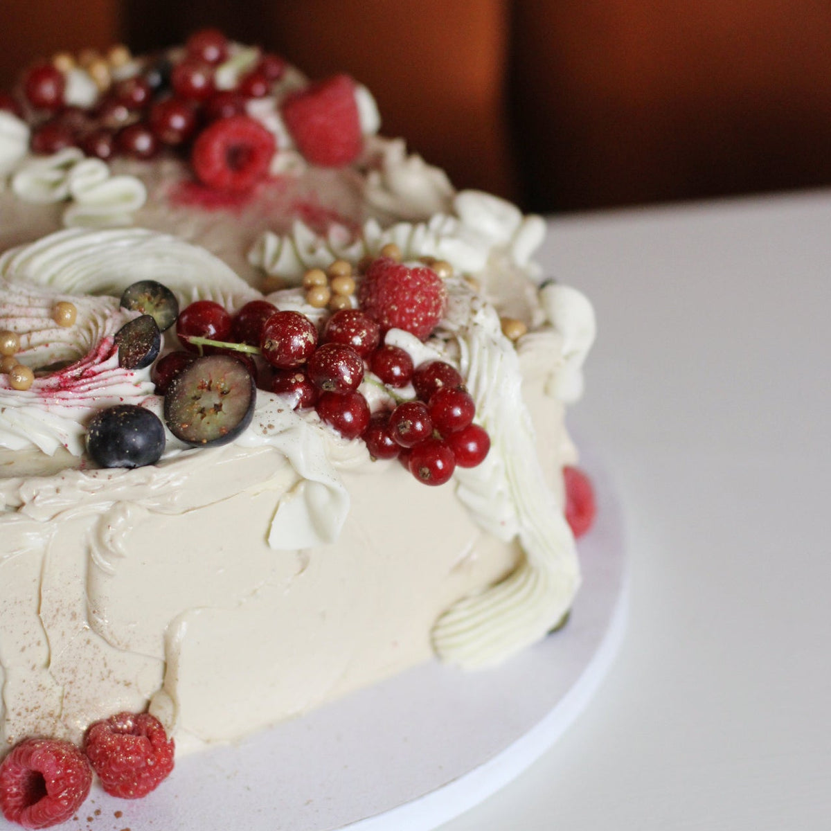 A luxurious Christmas dessert: creamy, fruity sheet cake with a shimmering gold touch - the real deal for holiday parties and family celebrations