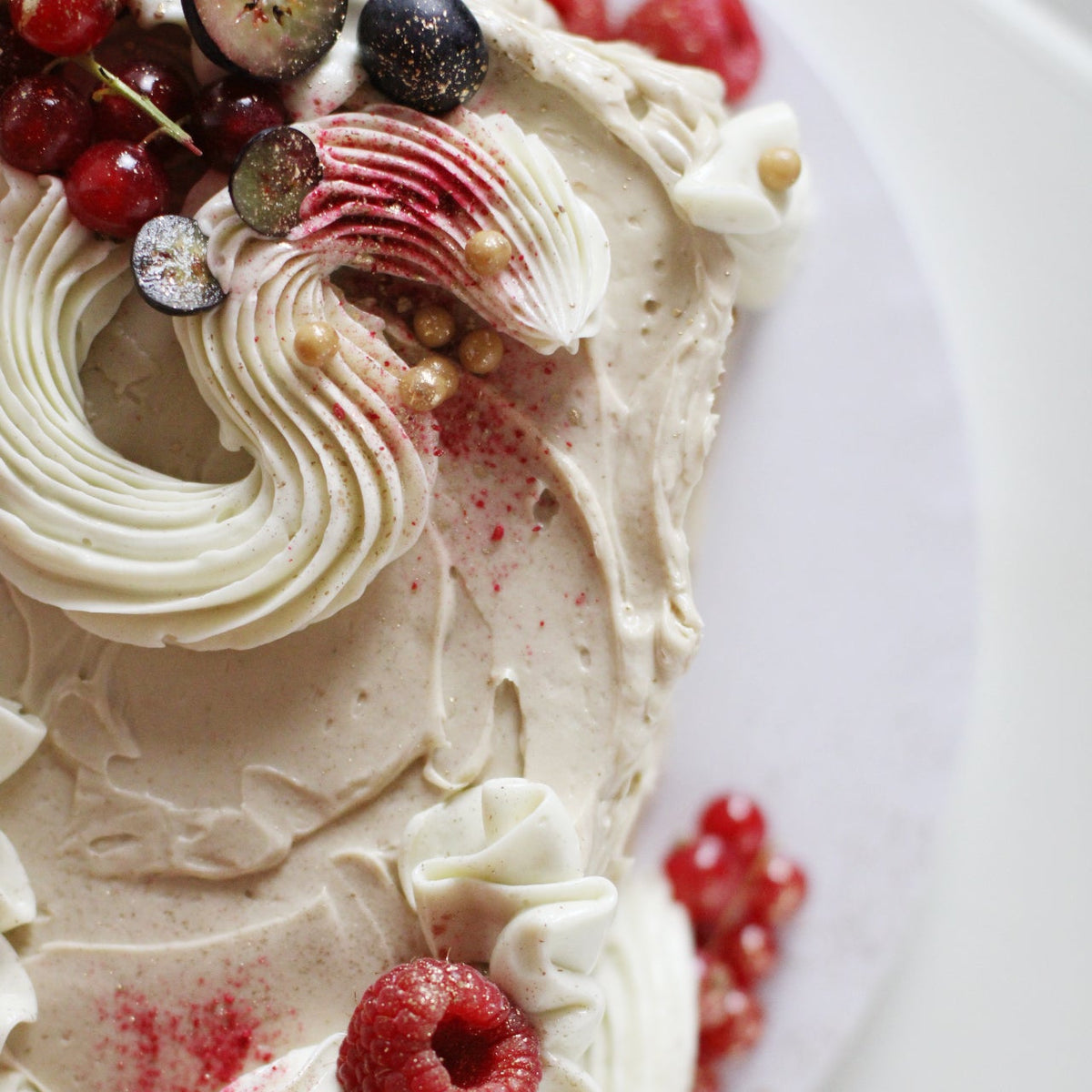 A luxurious Christmas dessert: creamy, fruity sheet cake with a shimmering gold touch - the real deal for holiday parties and family celebrations